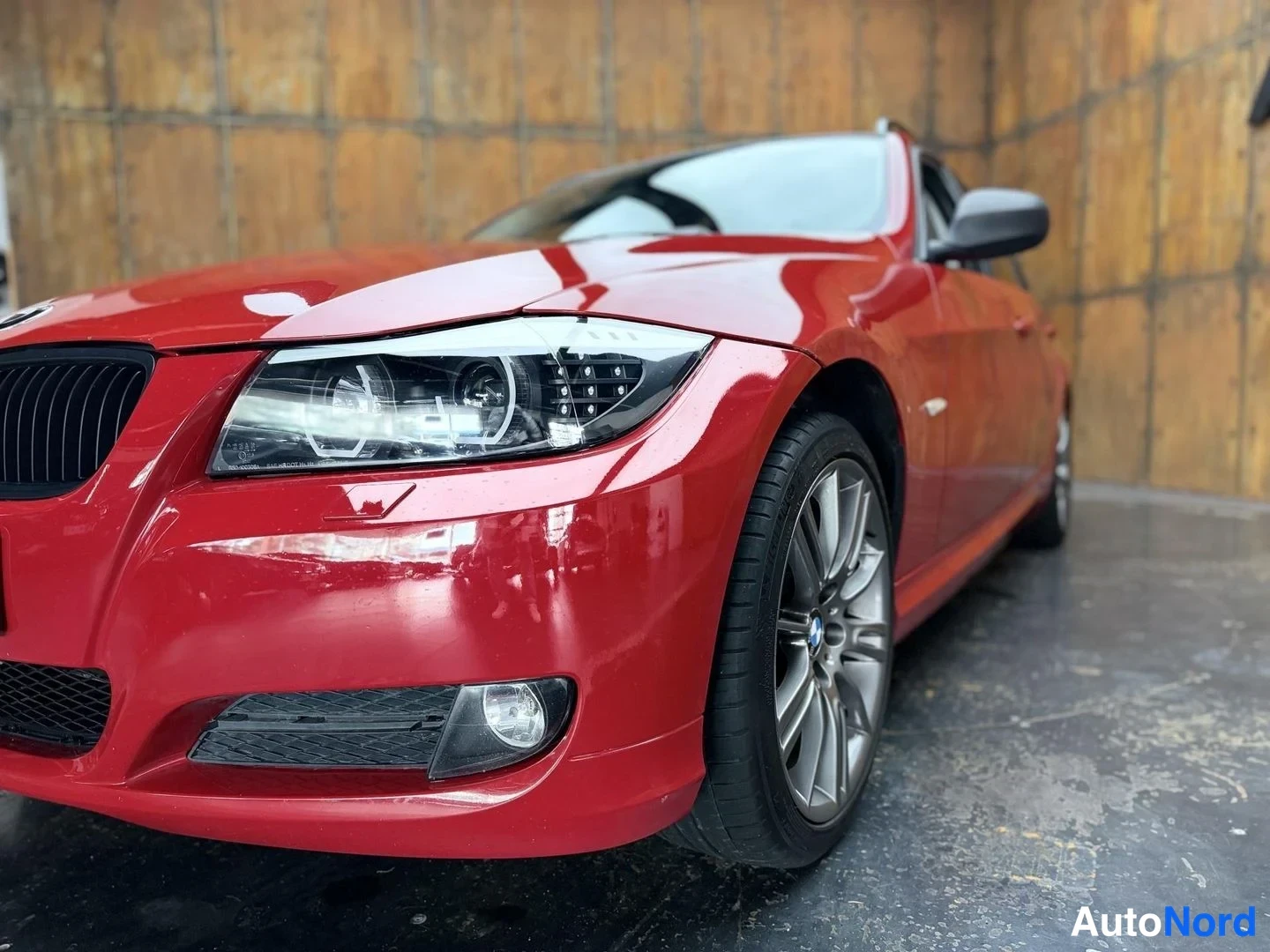 Punainen BMW 320i 2009, etuviisto, keula vasemmalle, kuva 3