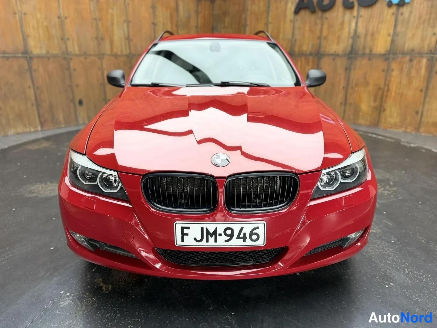 Punainen BMW 320i 2009, edestä, kuva 8