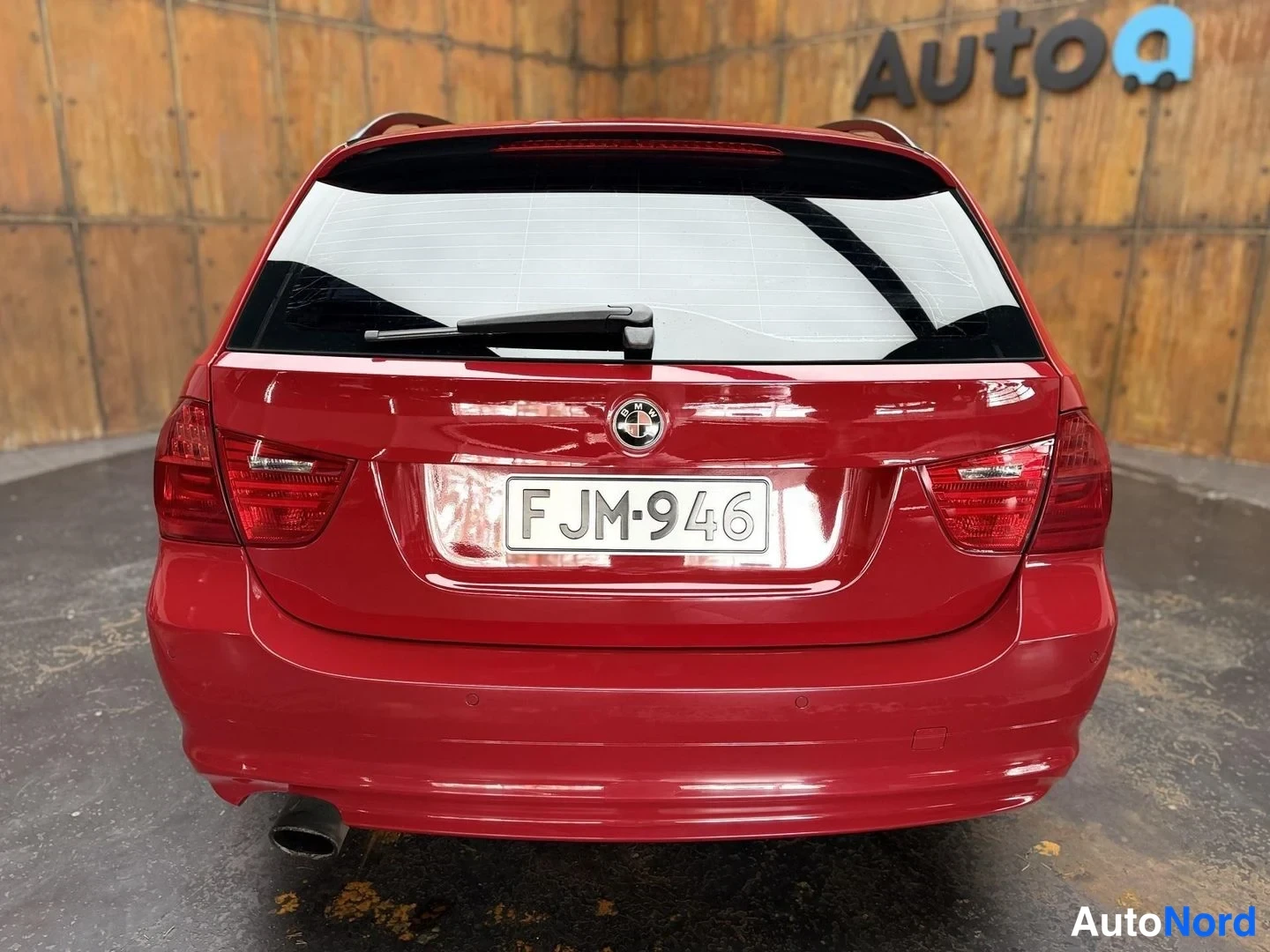 Punainen BMW 320i 2009, takaa, kuva 16