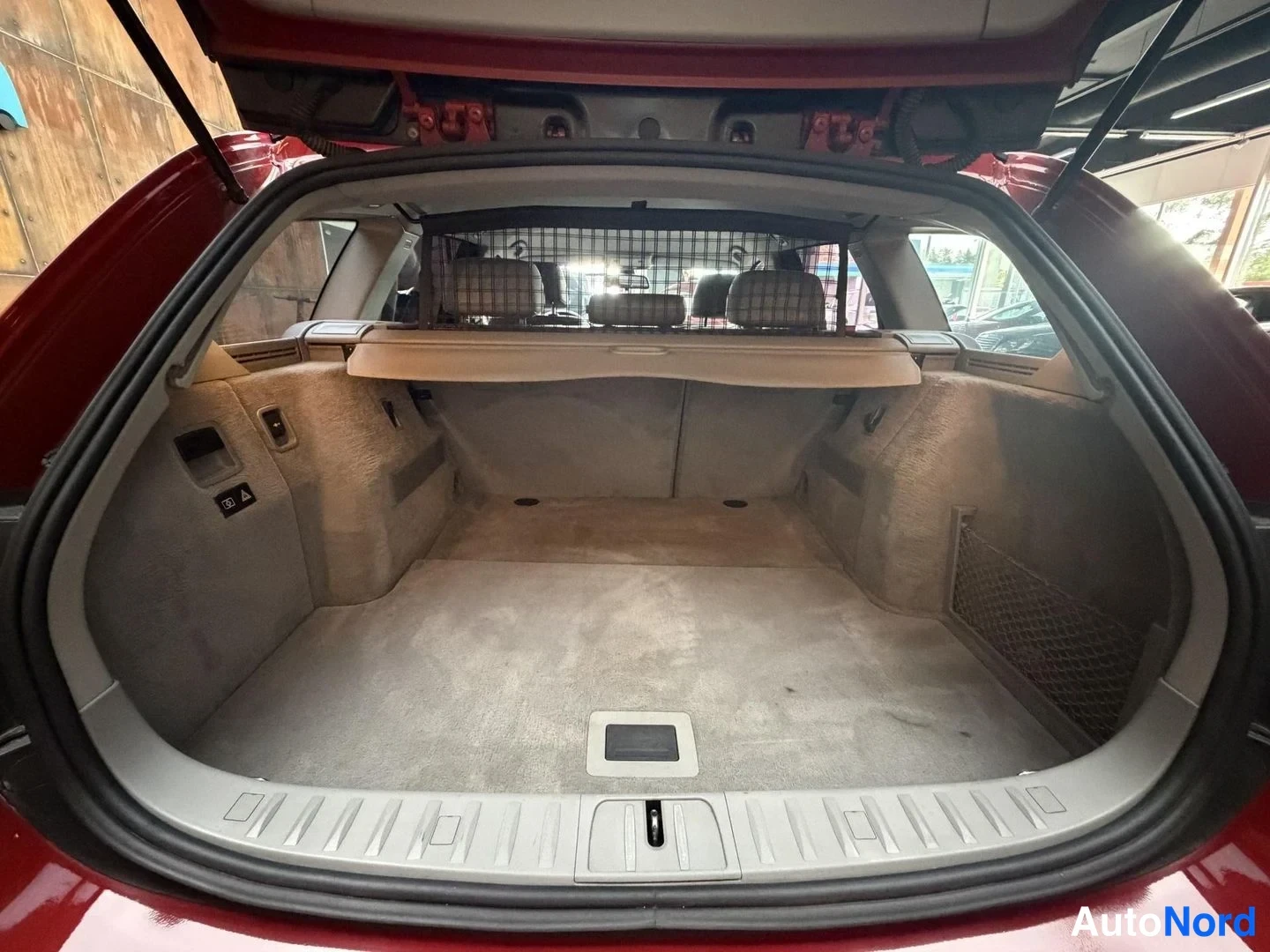 Punainen BMW 320i 2009, tavaratila, kuva 23