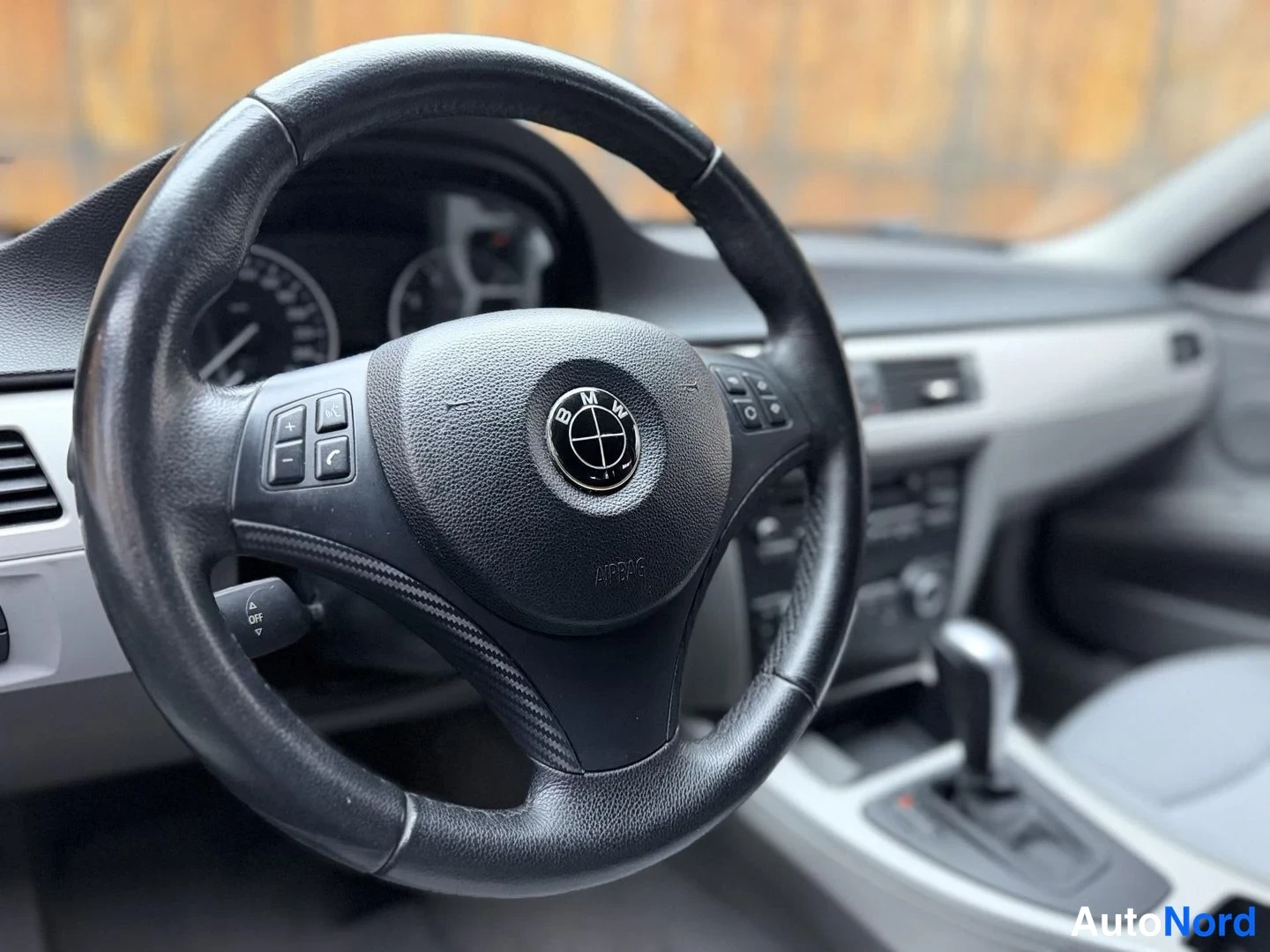 Punainen BMW 320i 2009, yksityiskohta, kuva 24