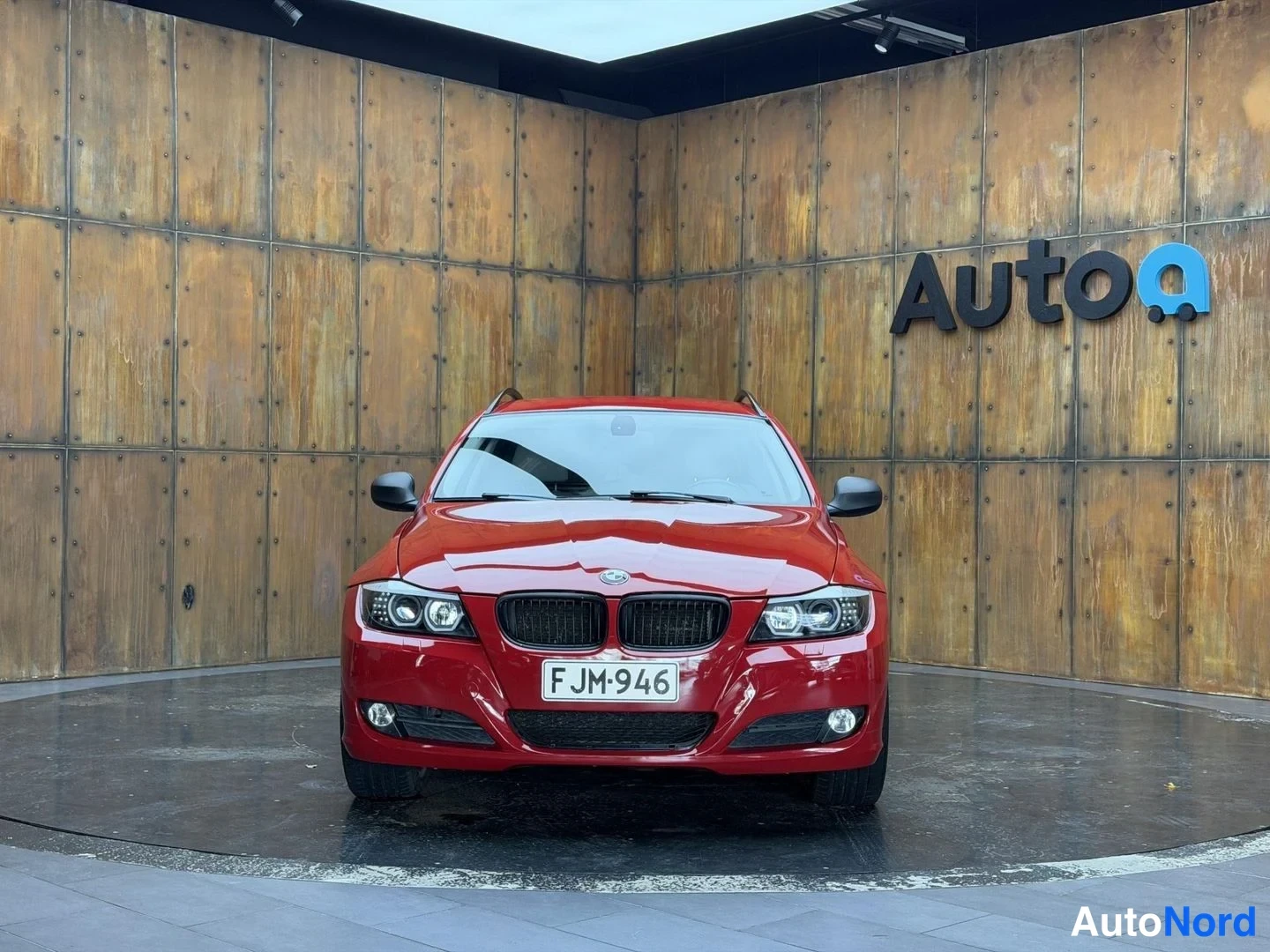Punainen BMW 320i 2009, edestä, kuva 7