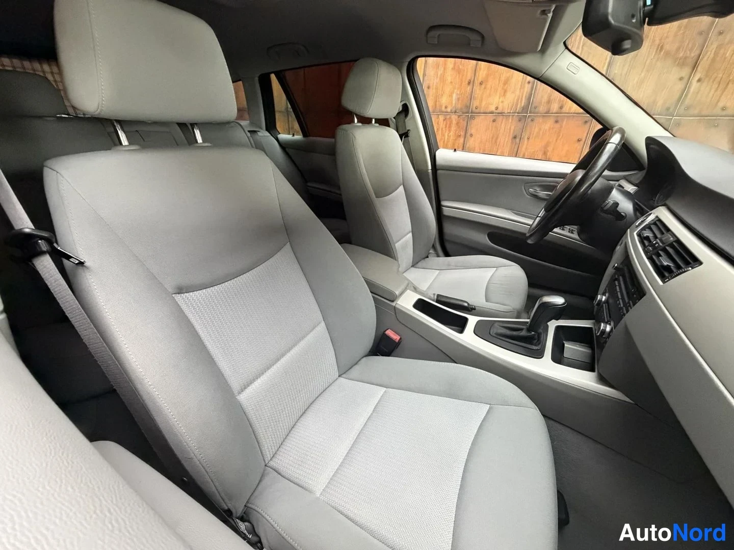 Punainen BMW 320i 2009, etuistuimet, kuva 20