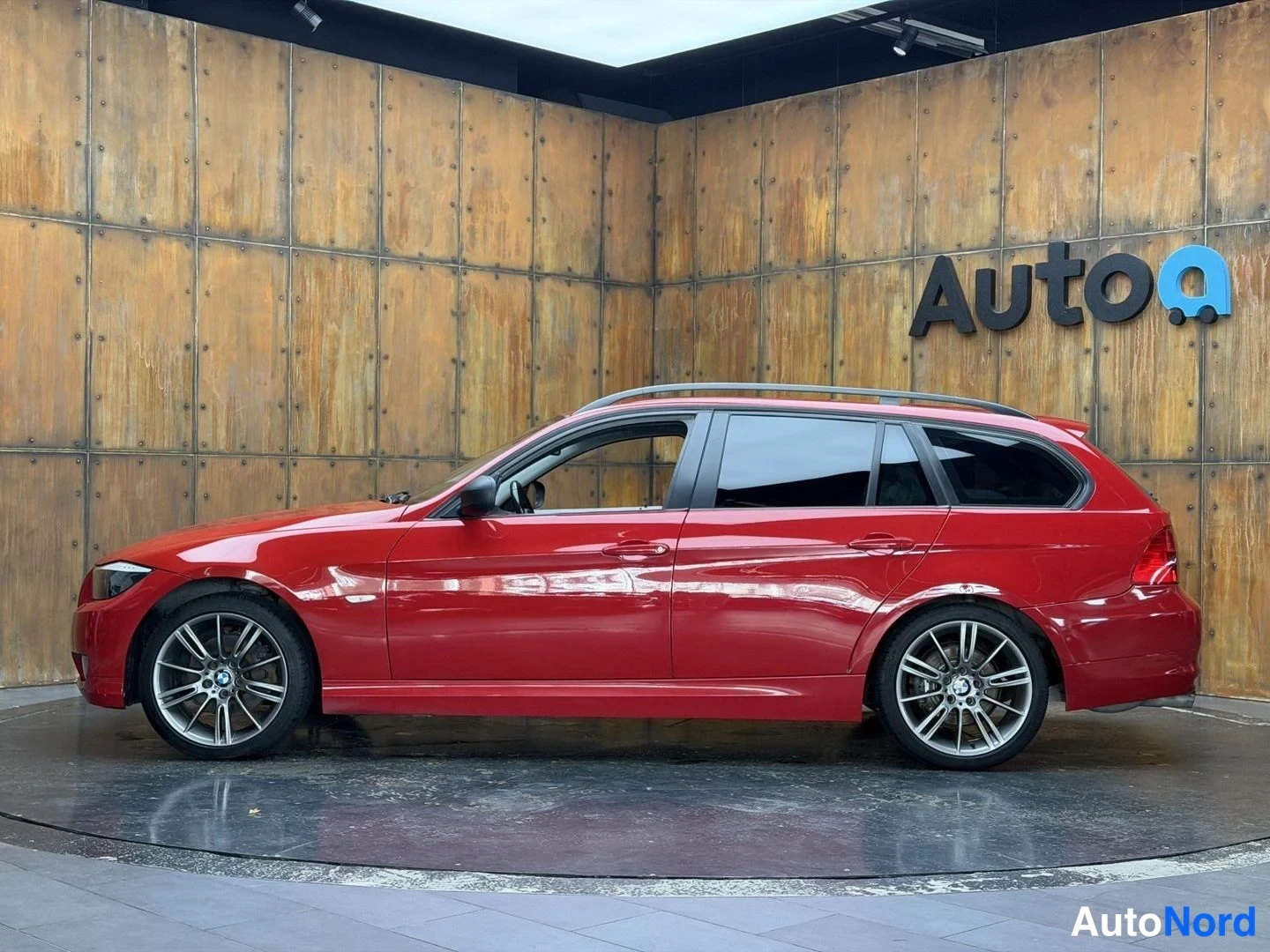 Punainen BMW 320i 2009, sivulta, kuva 9