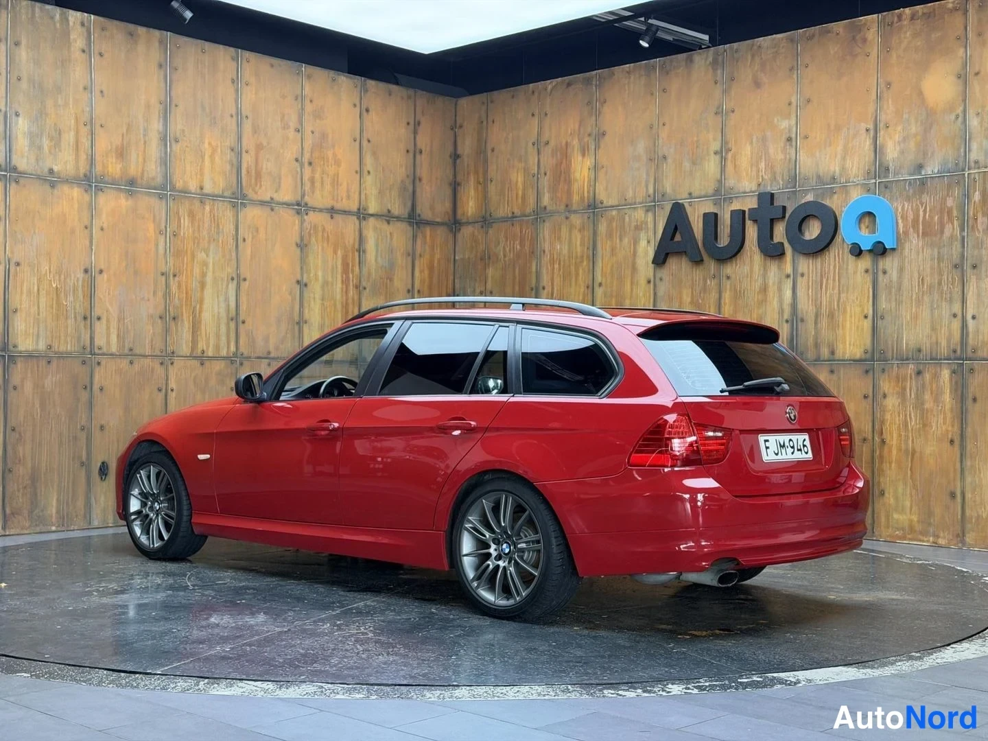 Punainen BMW 320i 2009, takaviisto, kuva 12