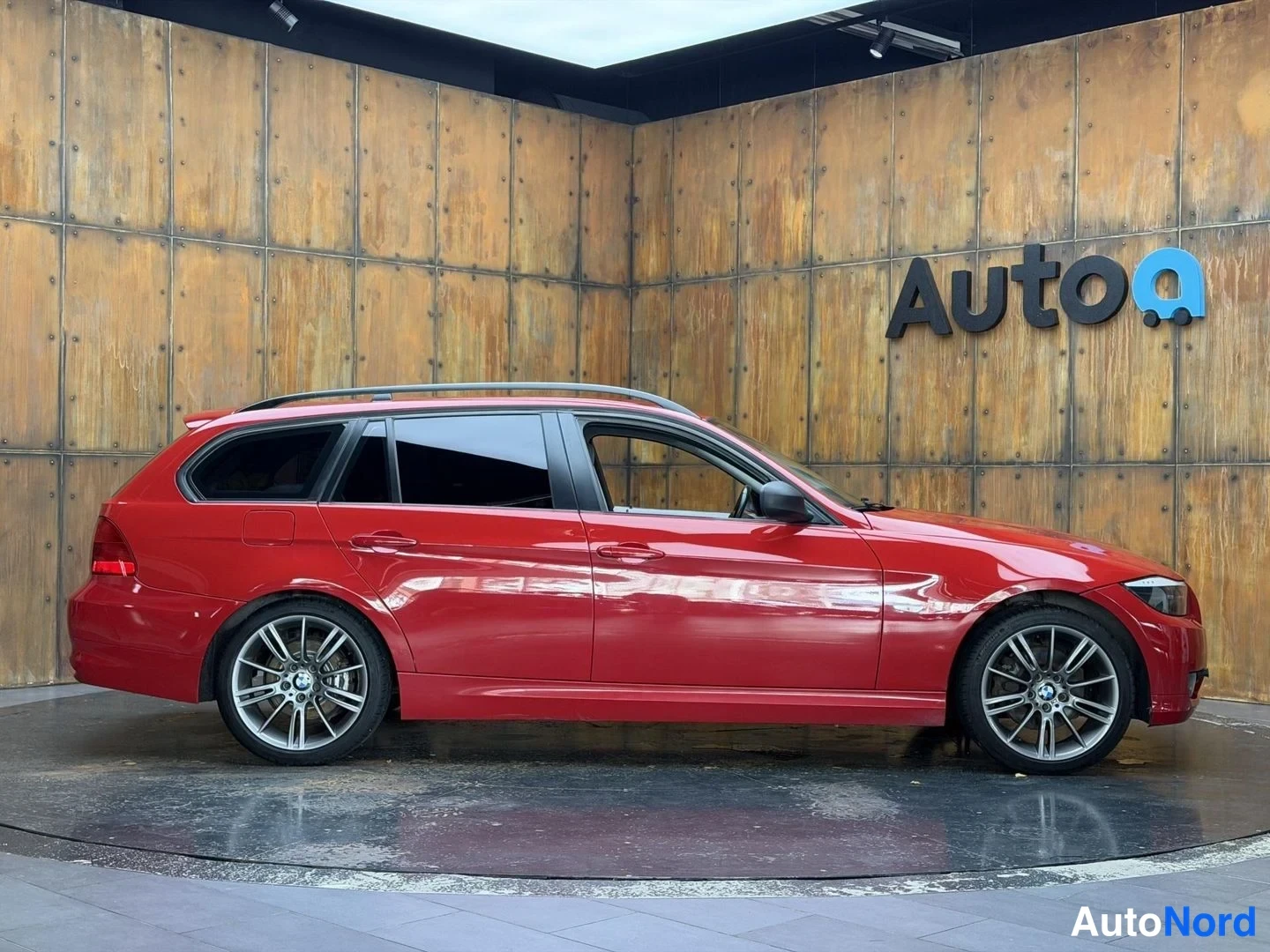 Punainen BMW 320i 2009, sivulta, kuva 10