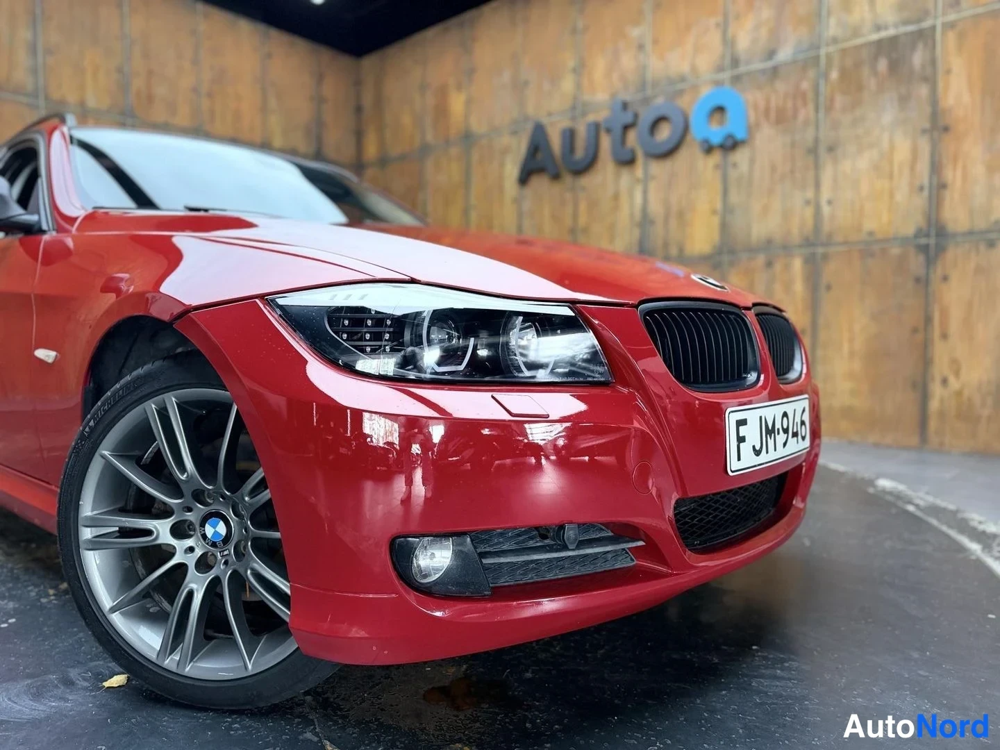 Punainen BMW 320i 2009, etuviisto, keula oikealle, kuva 6