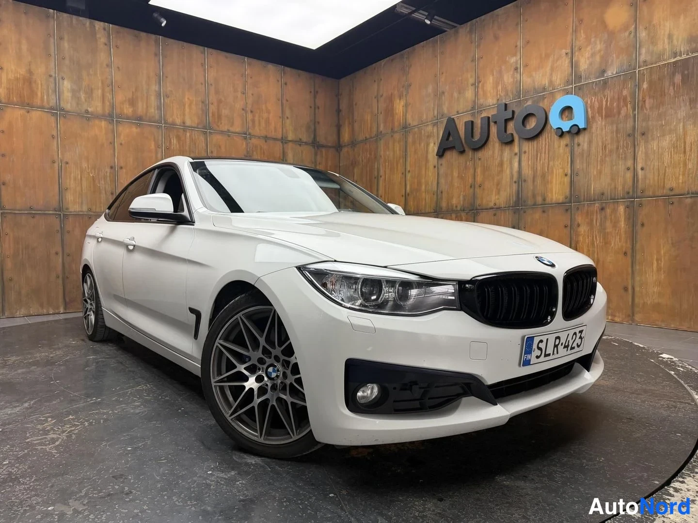 Valkoinen BMW 320d 2015, etuviisto, keula oikealle, kuva 5