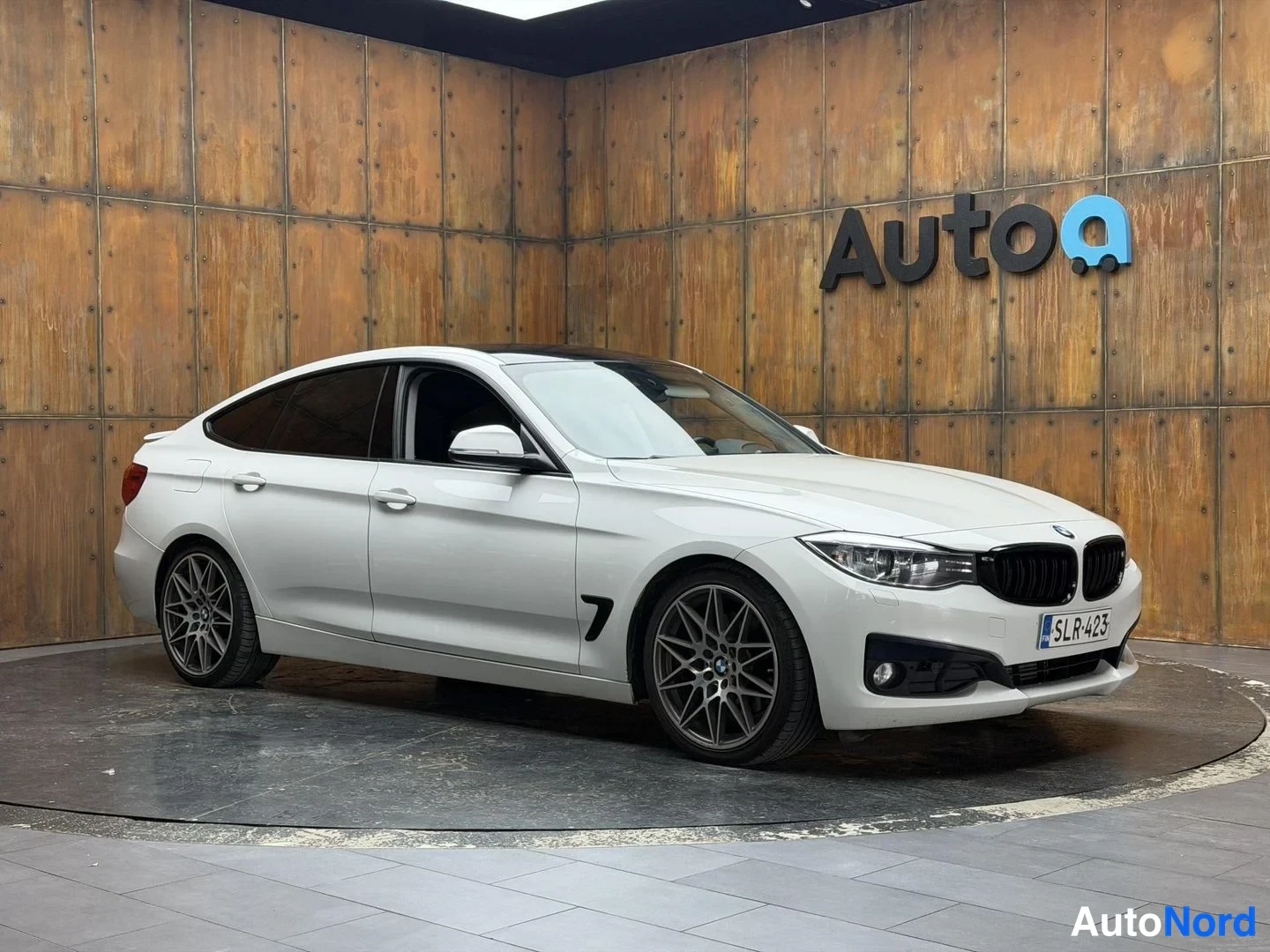 Valkoinen BMW 320d 2015, etuviisto, keula oikealle, kuva 6
