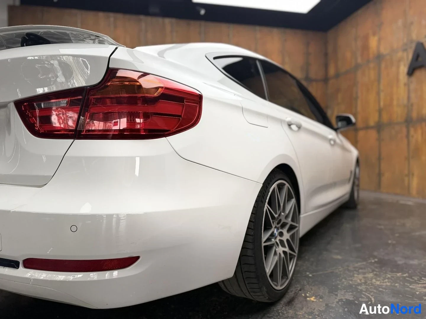 Valkoinen BMW 320d 2015, takaviisto, kuva 13