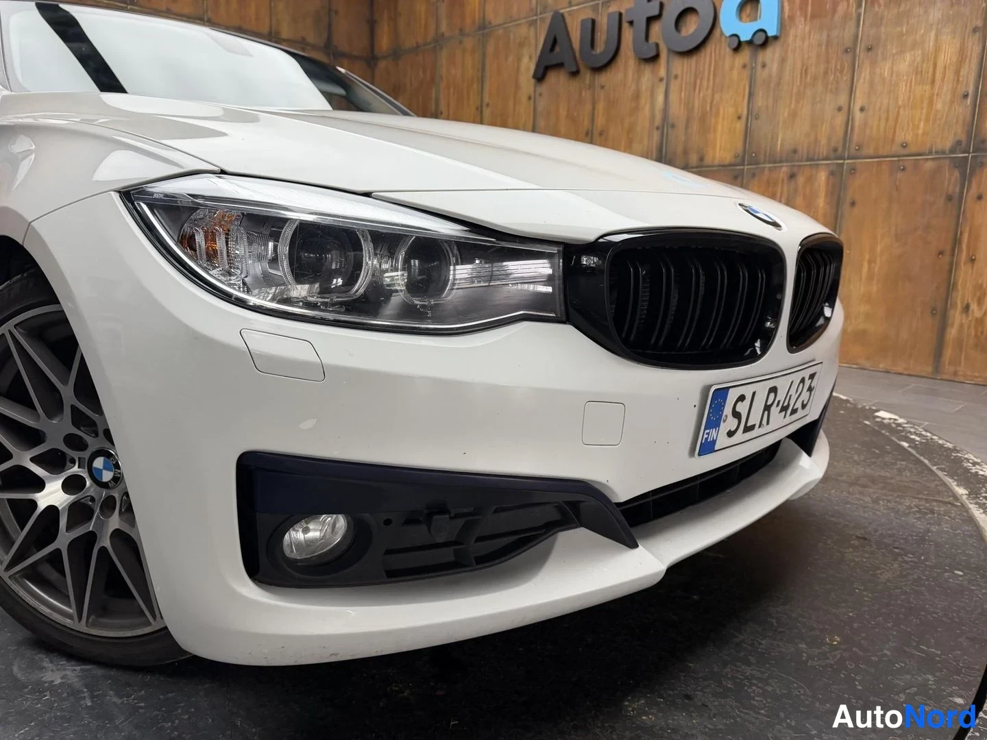 Valkoinen BMW 320d 2015, etuviisto, keula oikealle, kuva 7
