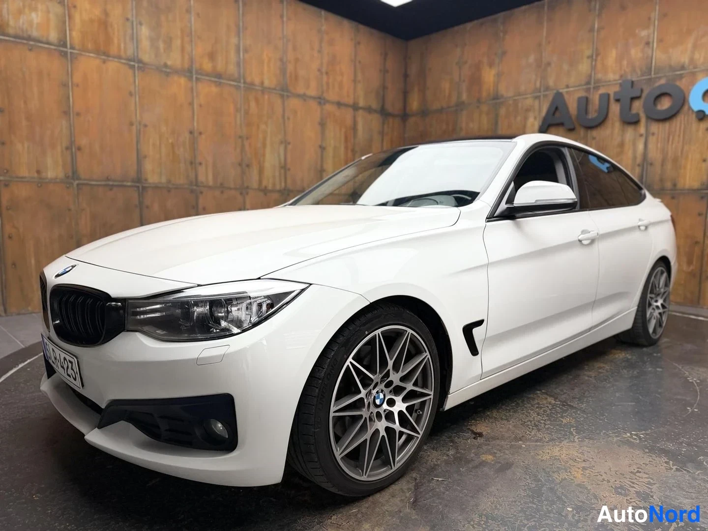 Valkoinen BMW 320d 2015, etuviisto, keula vasemmalle, kuva 2