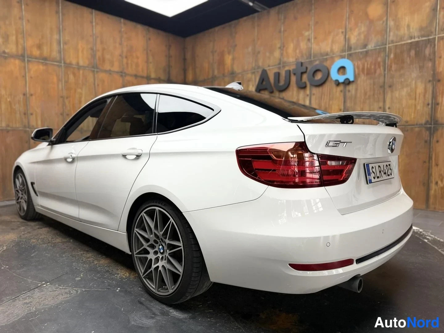 Valkoinen BMW 320d 2015, takaviisto, kuva 12