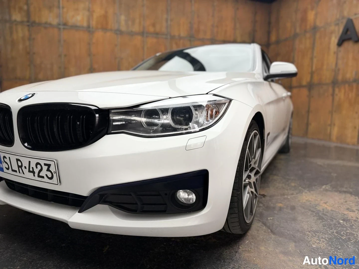 Valkoinen BMW 320d 2015, etuviisto, keula vasemmalle, kuva 3