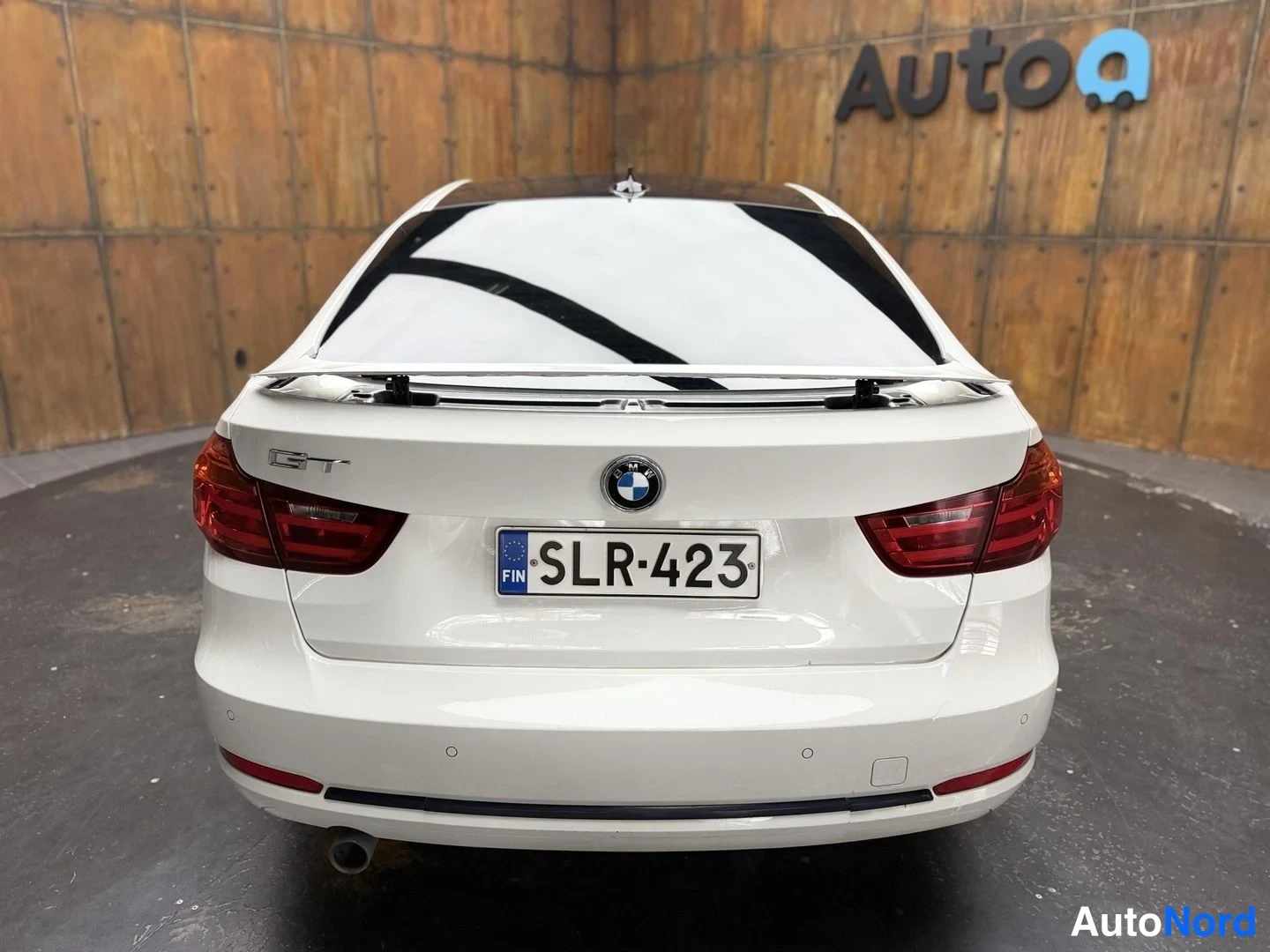 Valkoinen BMW 320d 2015, takaa, kuva 16