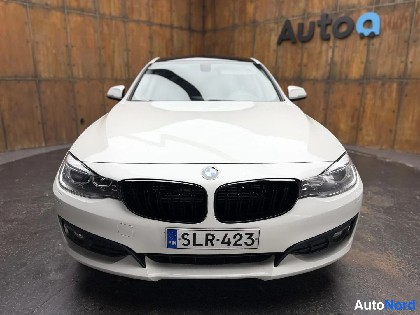 Valkoinen BMW 320d 2015, edestä, kuva 9