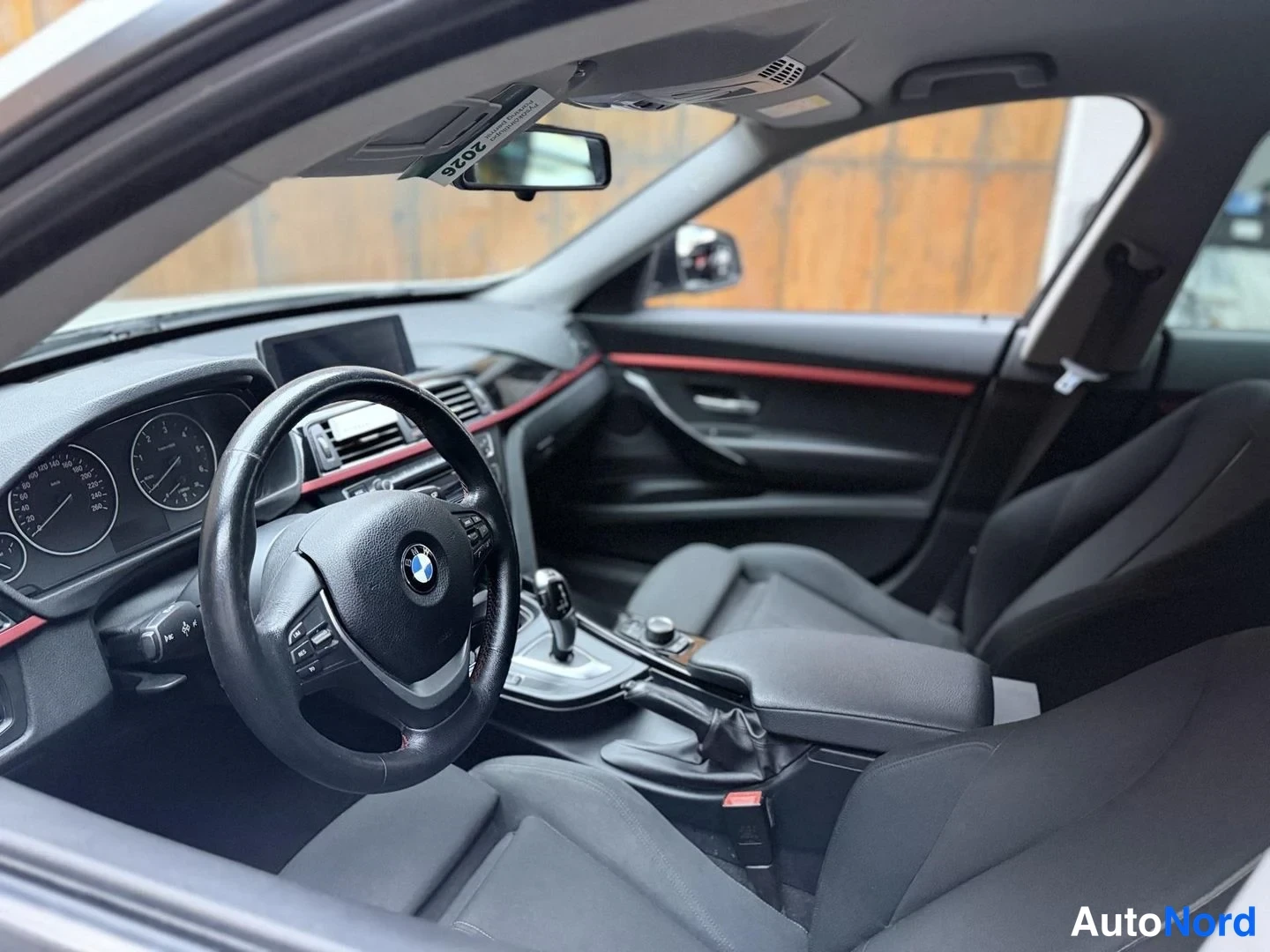 Valkoinen BMW 320d 2015, ohjaamo, kuva 18