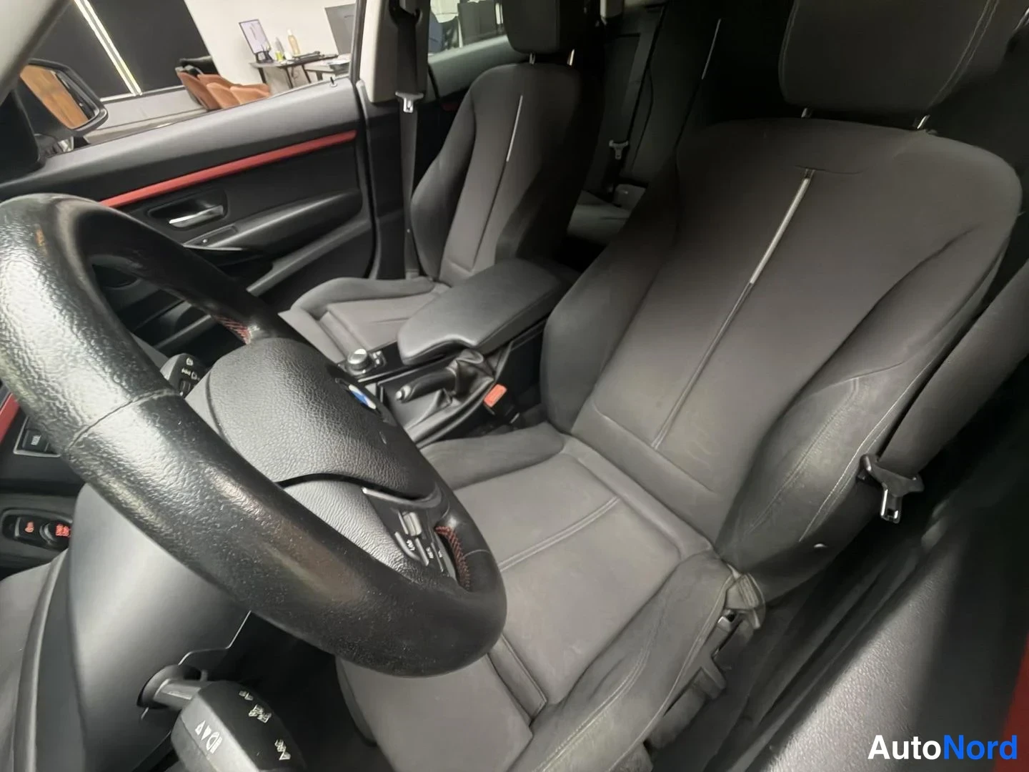 Valkoinen BMW 320d 2015, etuistuimet, kuva 20