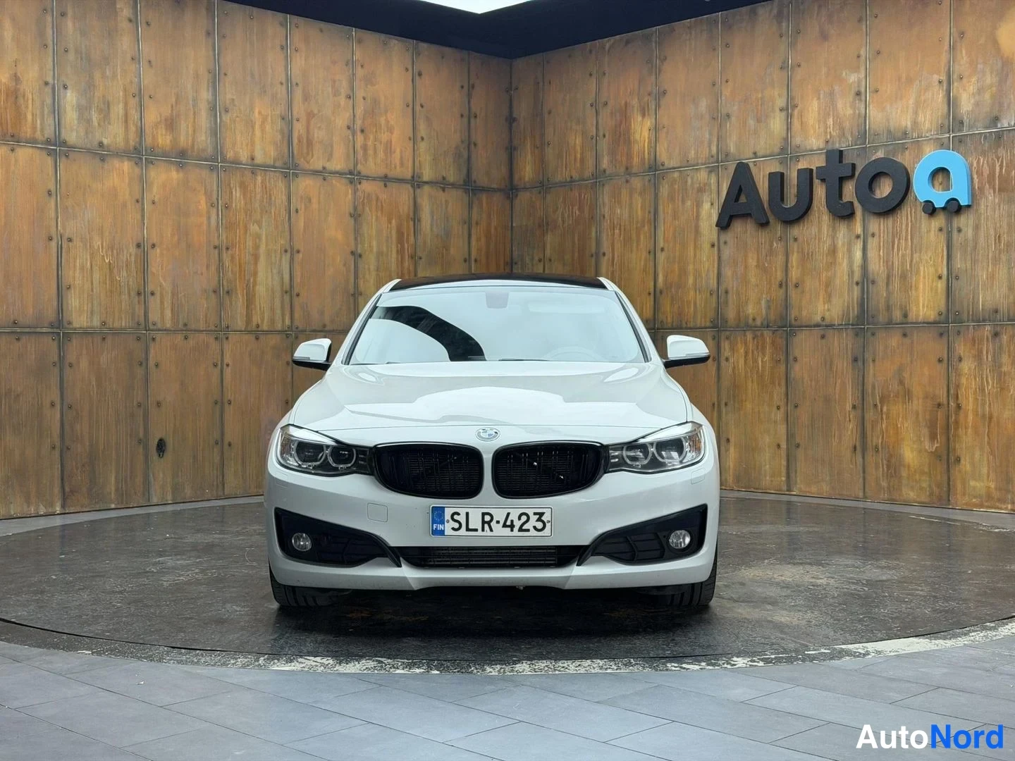 Valkoinen BMW 320d 2015, edestä, kuva 8