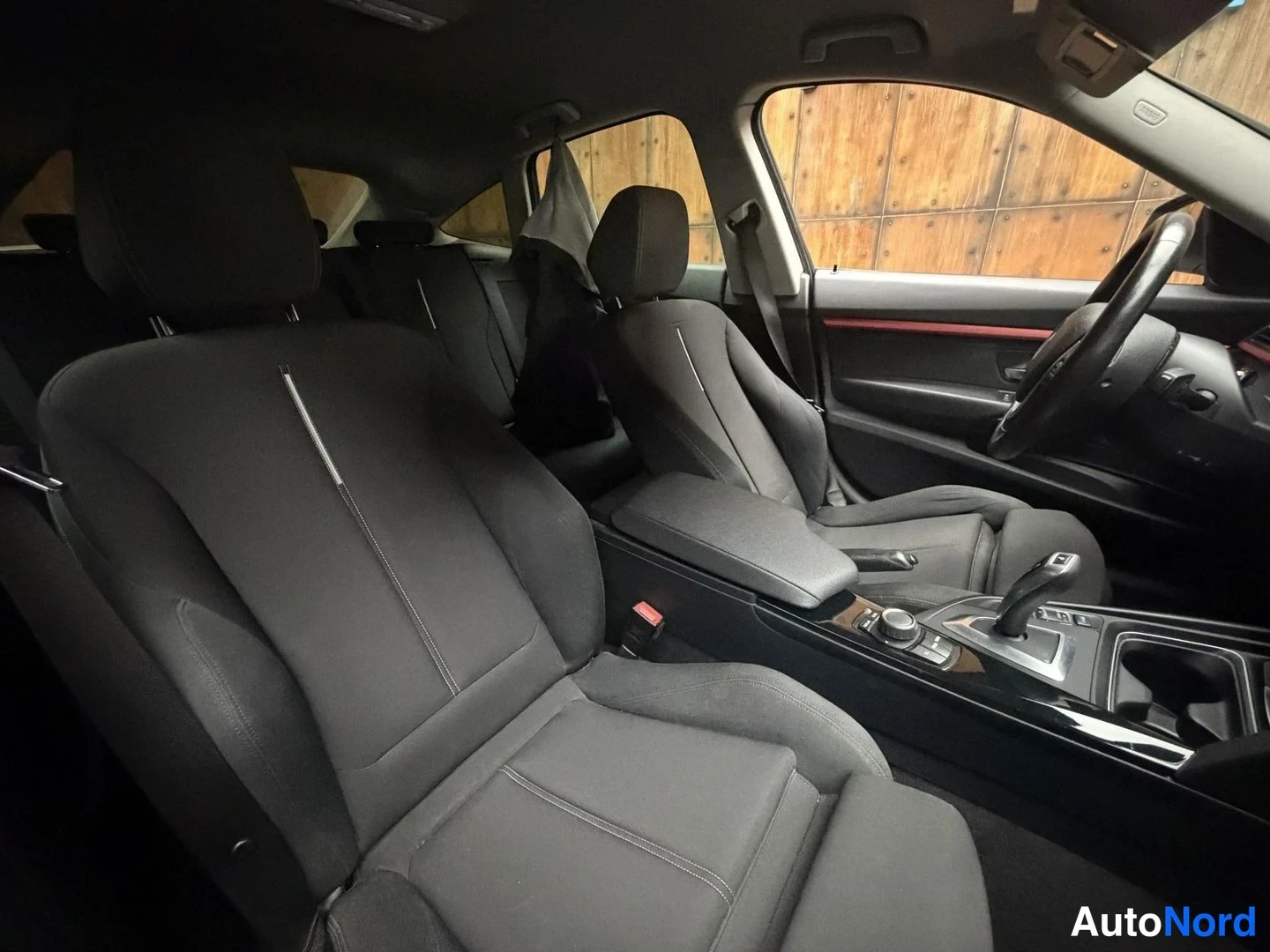 Valkoinen BMW 320d 2015, etuistuimet, kuva 21