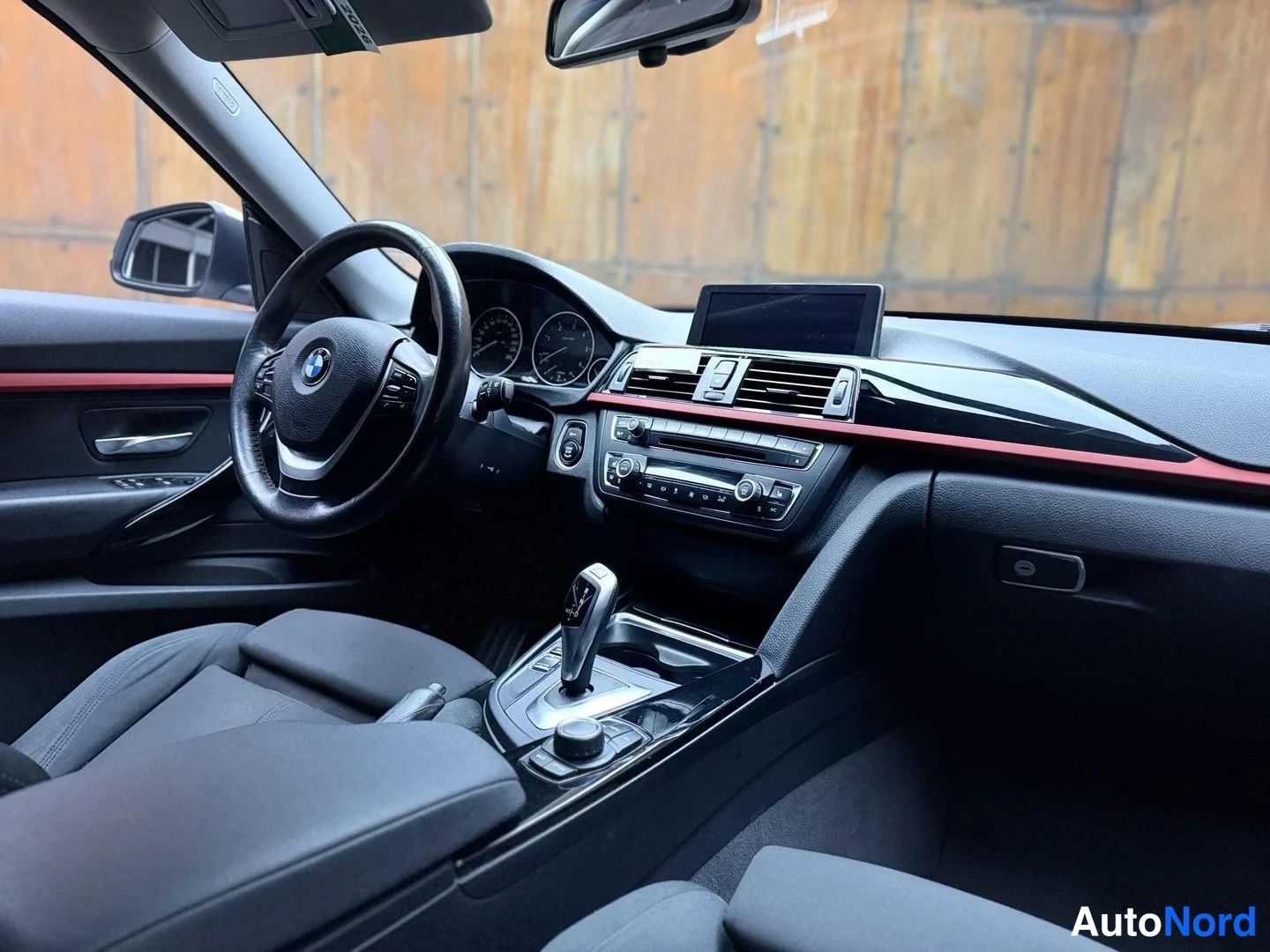 Valkoinen BMW 320d 2015, ohjaamo, kuva 19