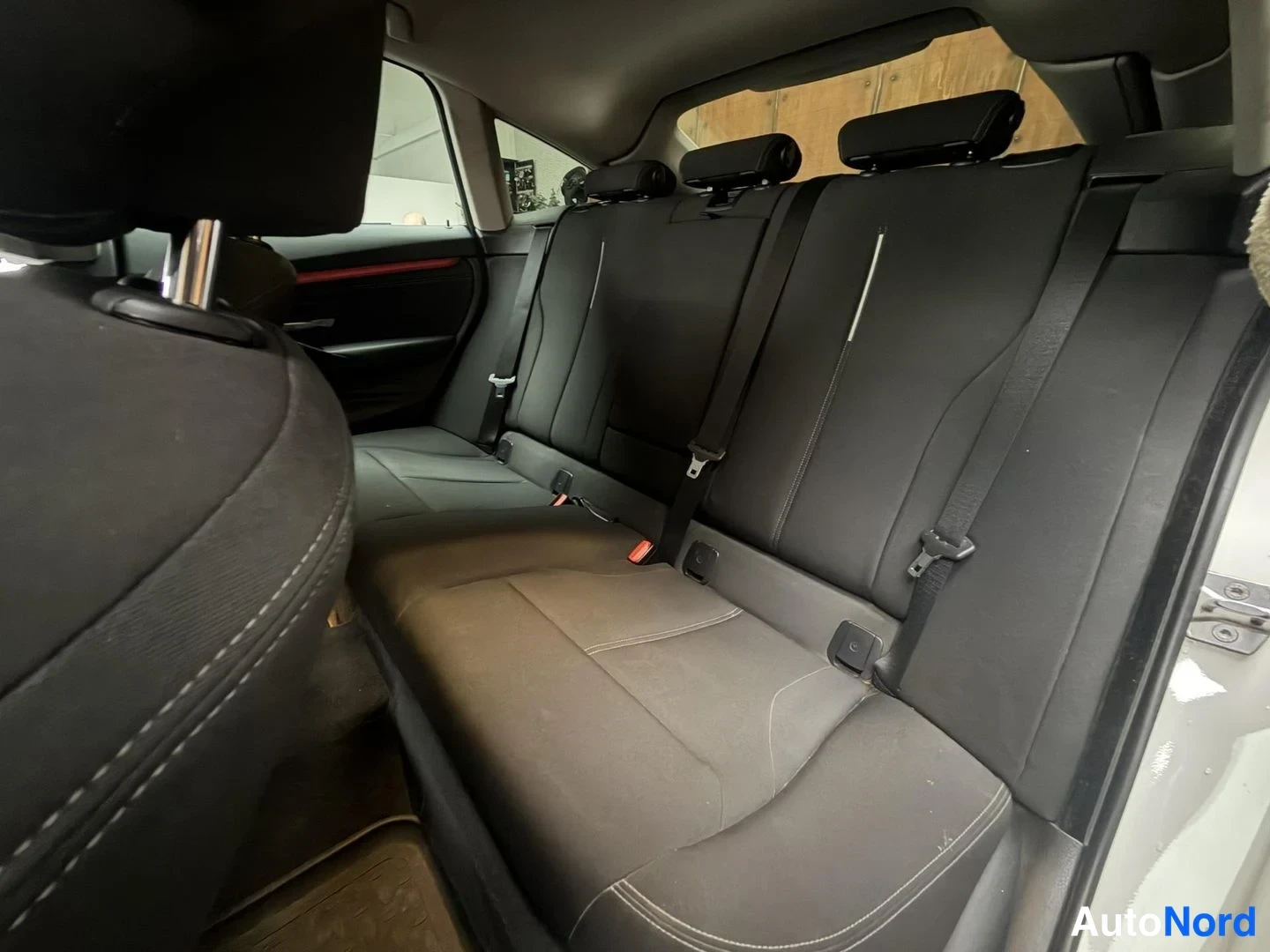 Valkoinen BMW 320d 2015, takaistuimet, kuva 22