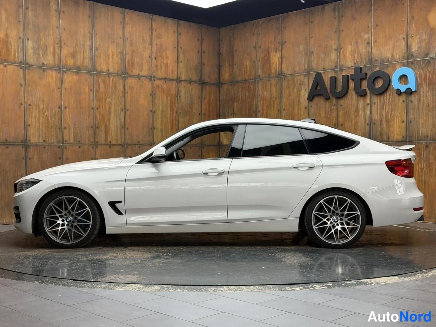 Valkoinen BMW 320d 2015, sivulta, kuva 11