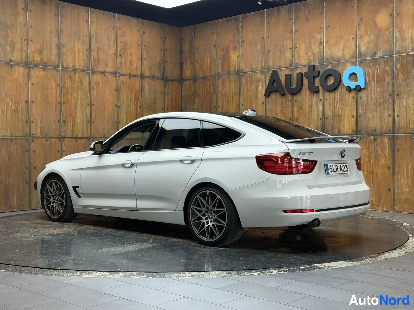 Valkoinen BMW 320d 2015, takaviisto, kuva 14