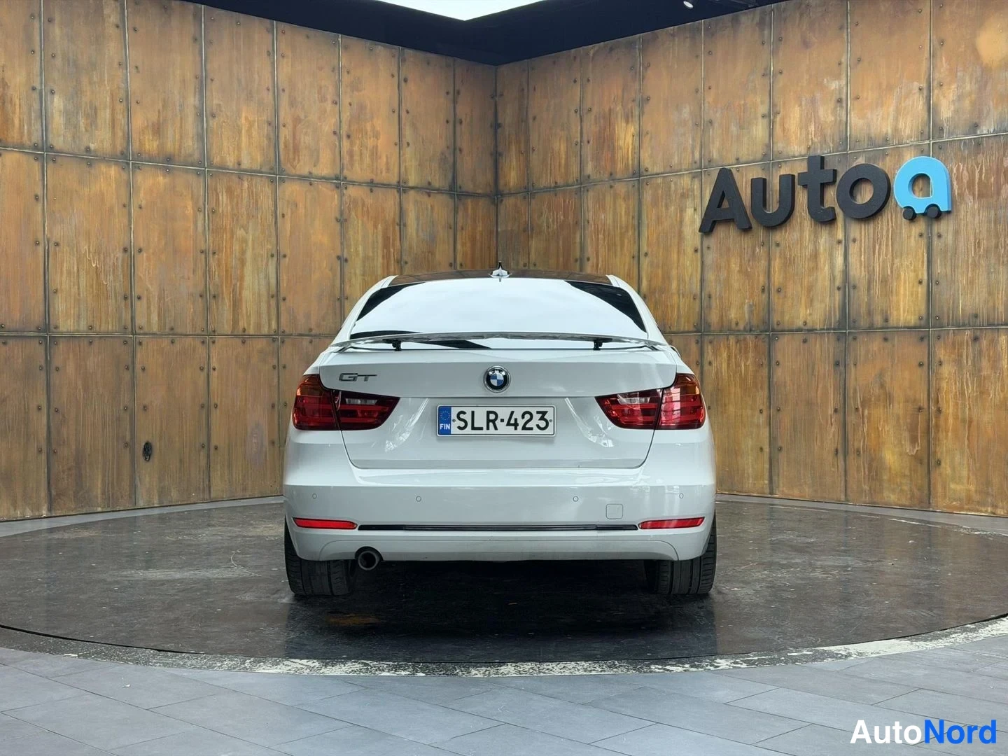 Valkoinen BMW 320d 2015, takaa, kuva 17