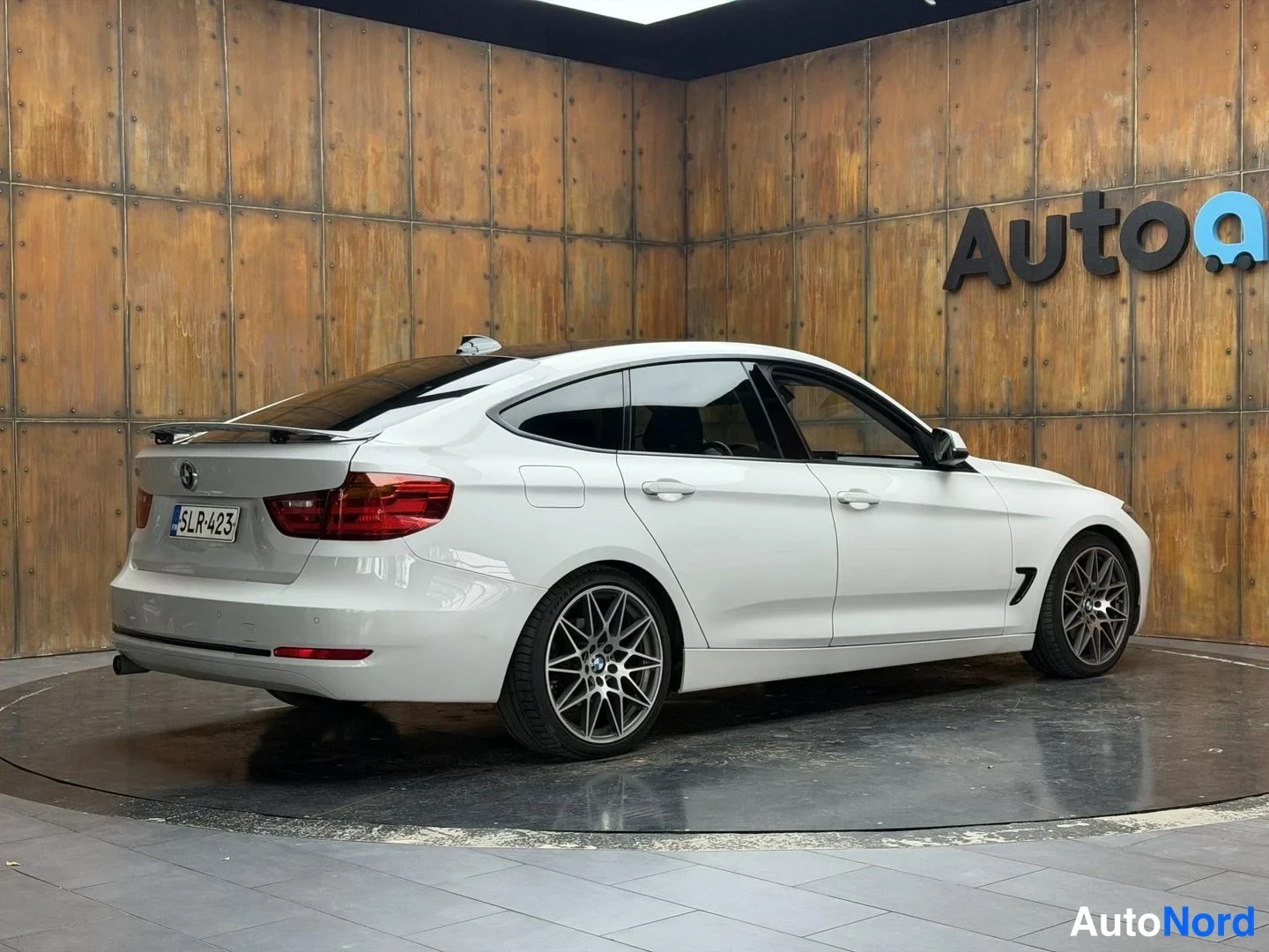 Valkoinen BMW 320d 2015, takaviisto, kuva 15