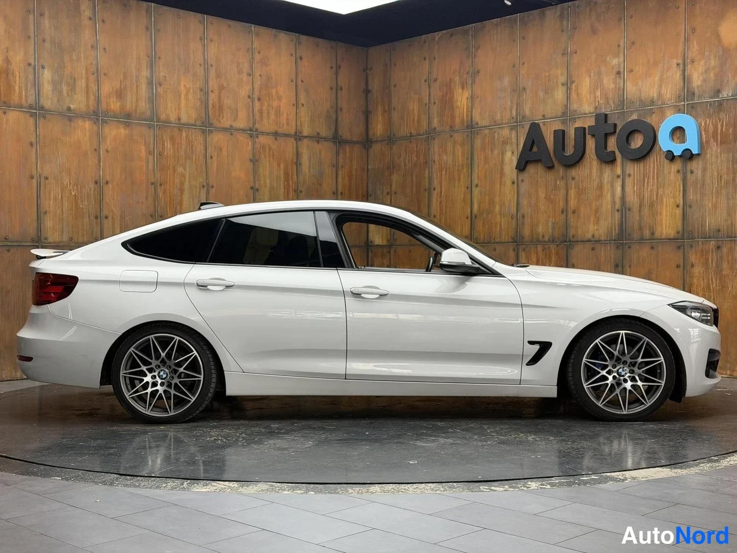 Valkoinen BMW 320d 2015, sivulta, kuva 10