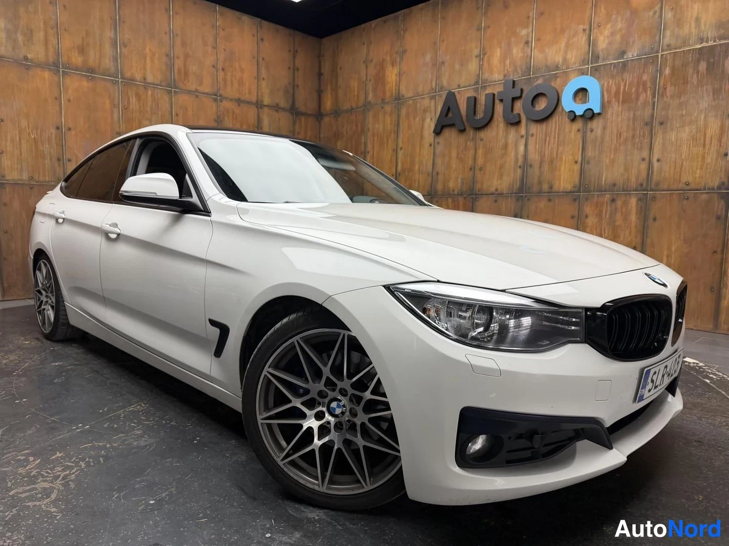 Valkoinen BMW 320d 2015, etuviisto, keula oikealle, kuva 4
