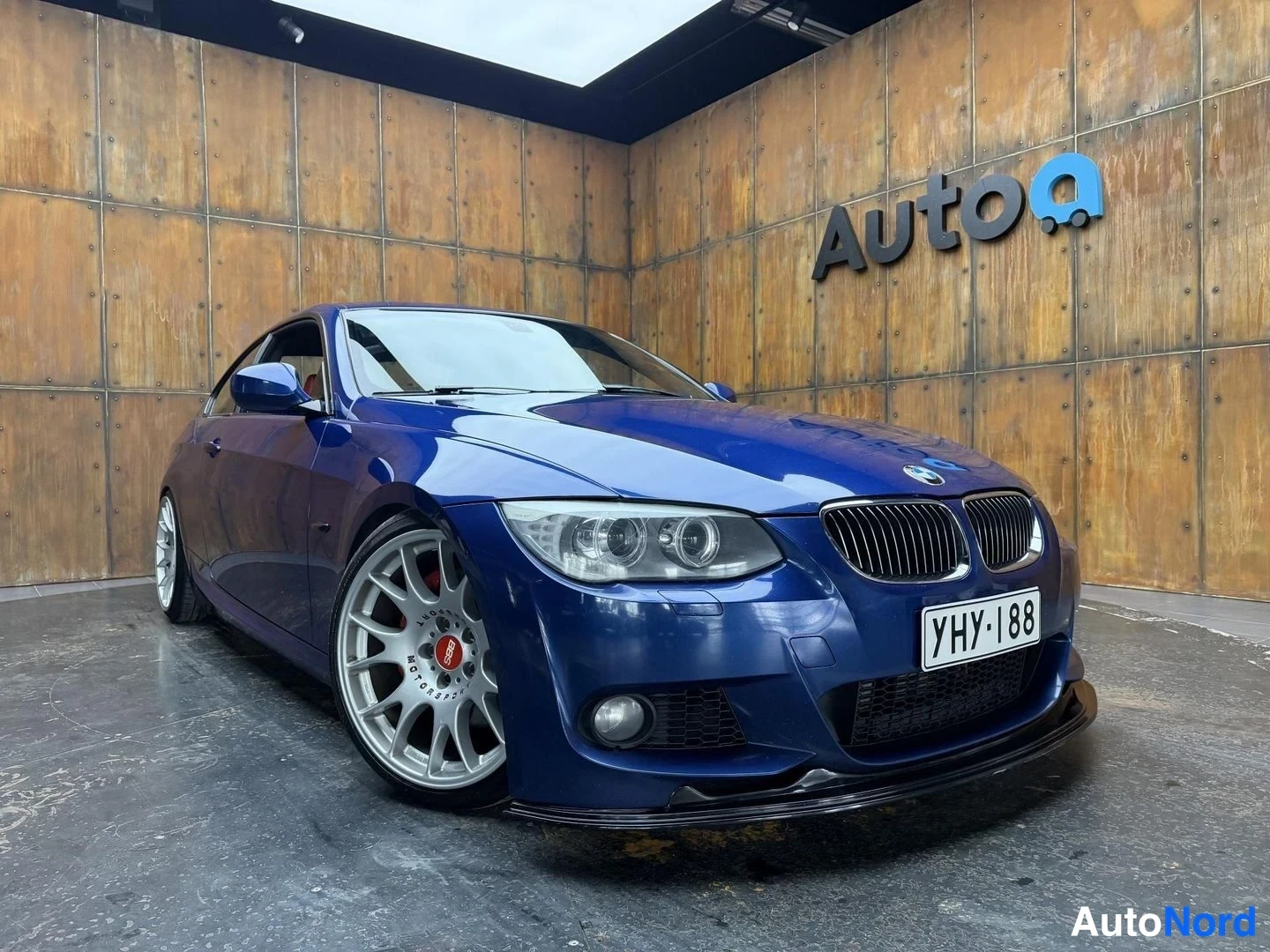 Sininen BMW 335i xDrive 2012, etuviisto, keula oikealle, kuva 4