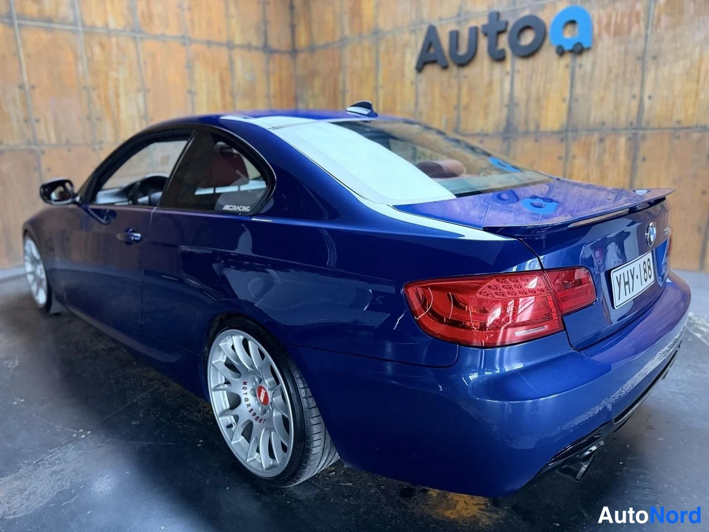Sininen BMW 335i xDrive 2012, takaviisto, kuva 14