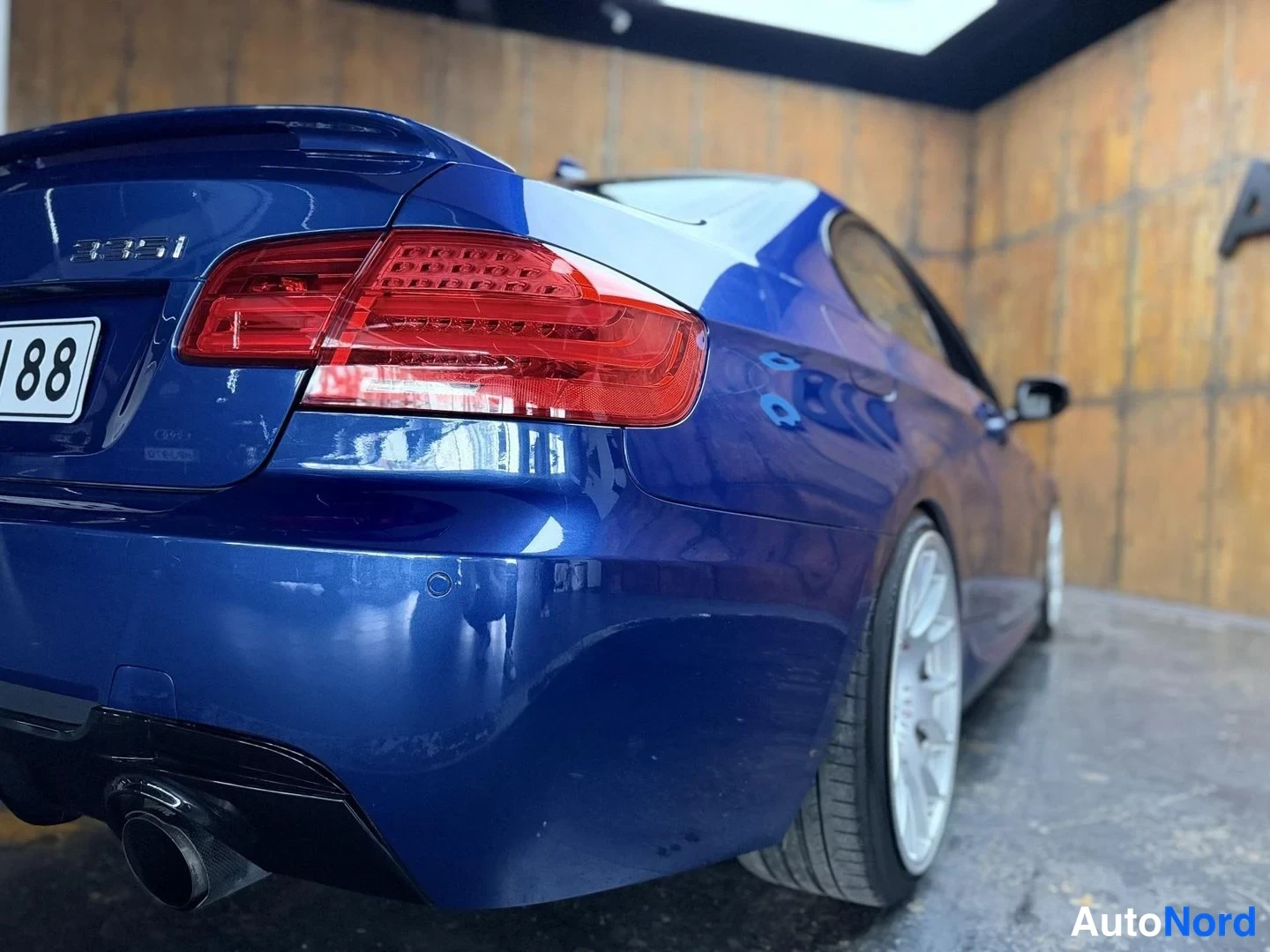 Sininen BMW 335i xDrive 2012, takaviisto, kuva 15