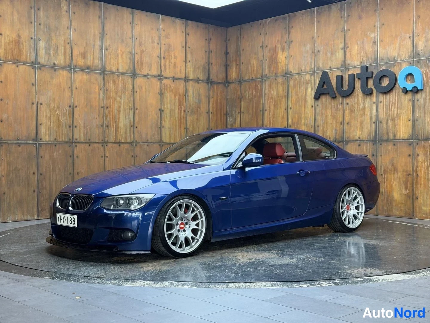 Sininen BMW 335i xDrive 2012, takaviisto, kuva 11