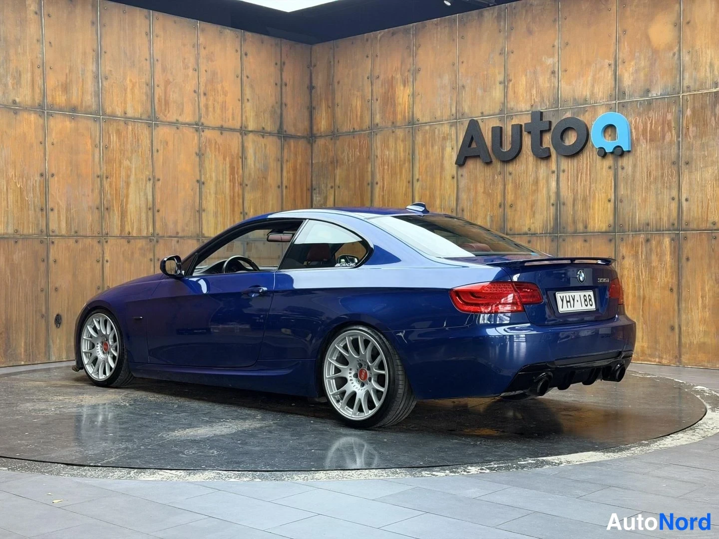 Sininen BMW 335i xDrive 2012, takaviisto, kuva 12