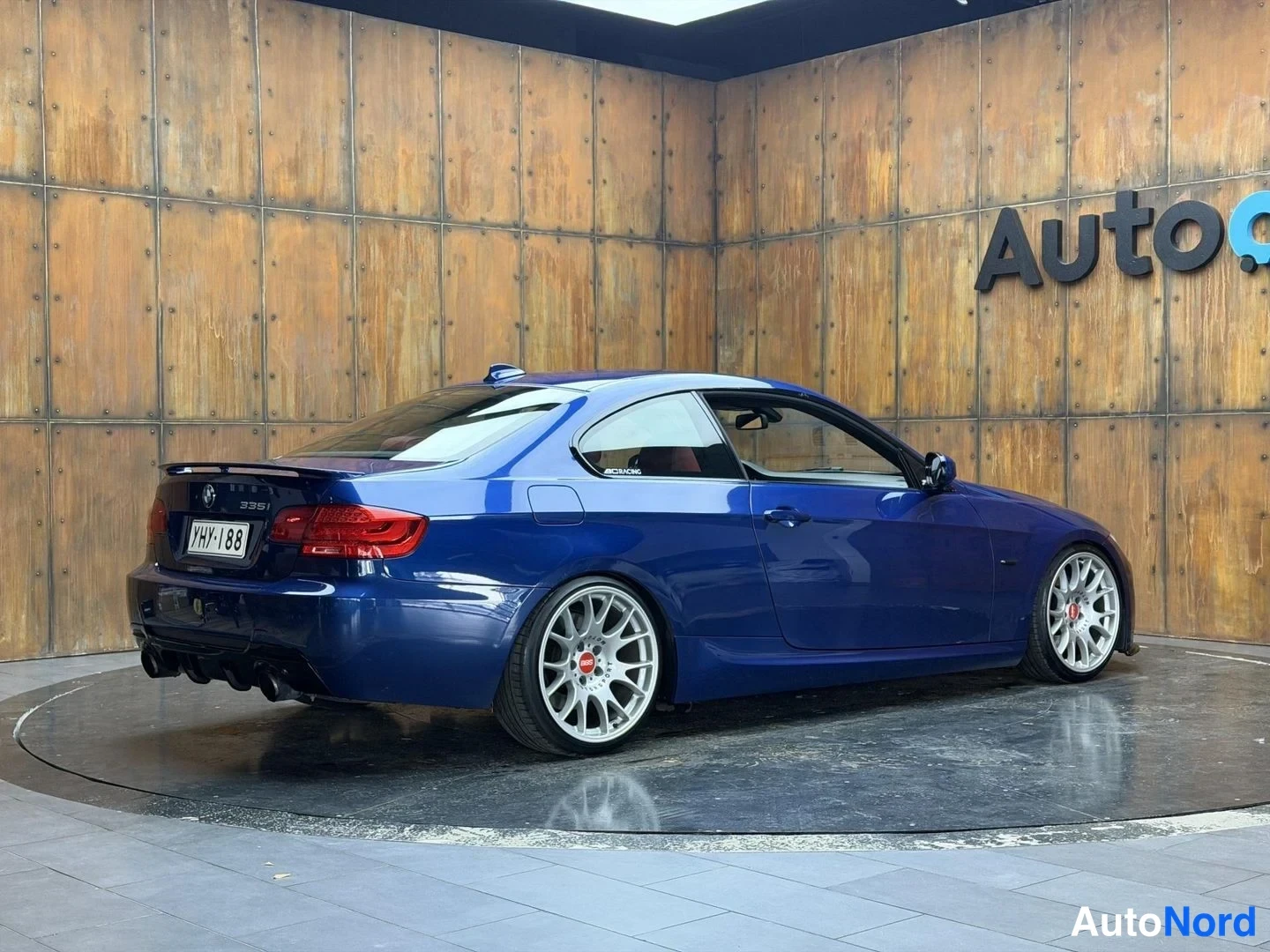 Sininen BMW 335i xDrive 2012, takaviisto, kuva 13