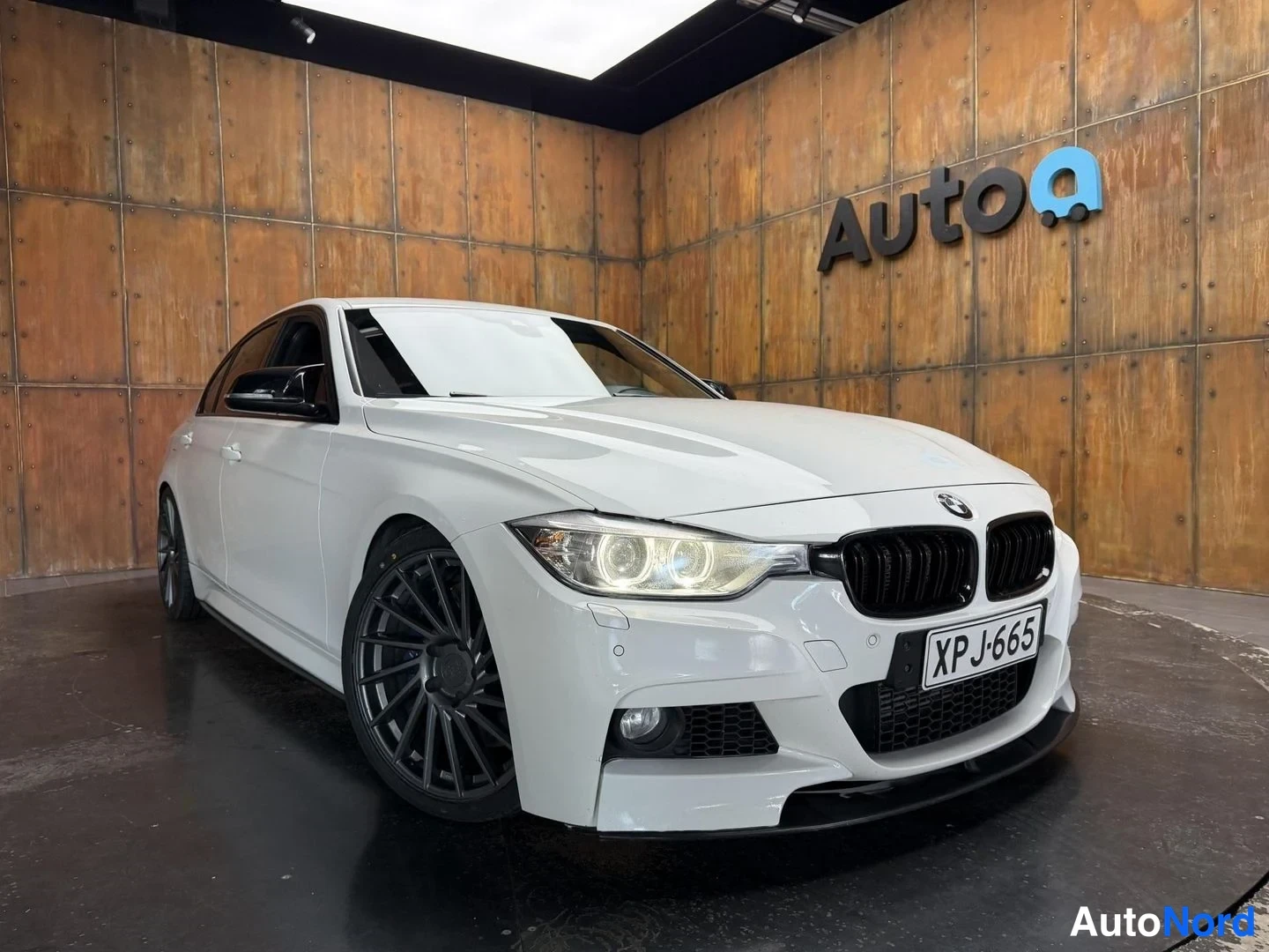 Valkoinen BMW 335i xDrive 2013, etuviisto, keula oikealle, kuva 5