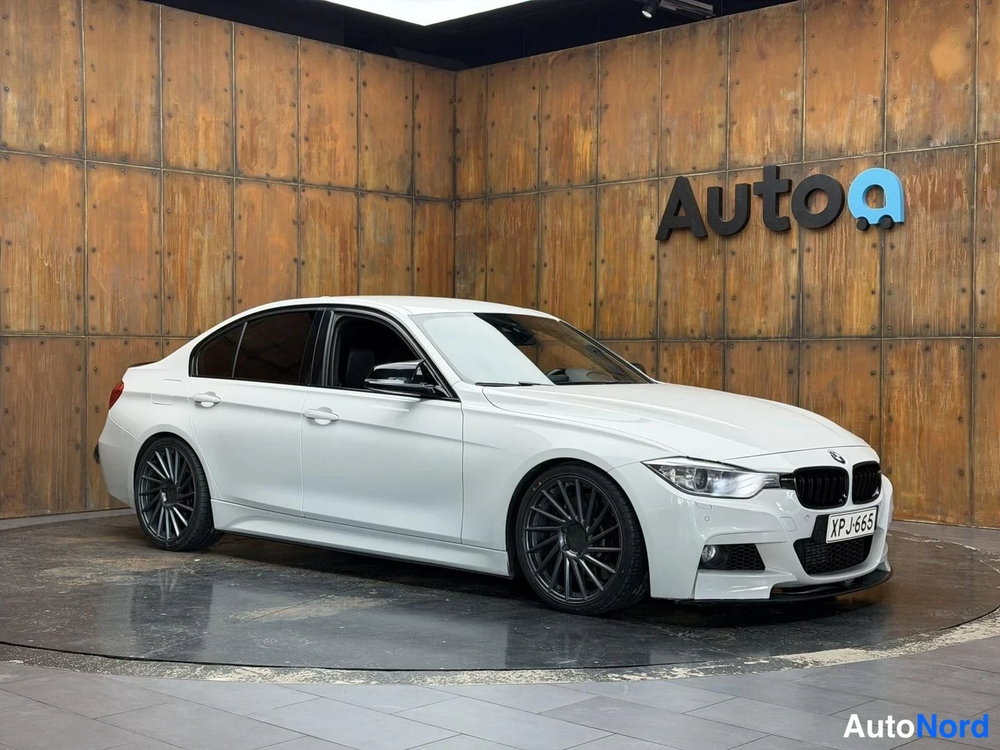 Valkoinen BMW 335i xDrive 2013, etuviisto, keula oikealle, kuva 6