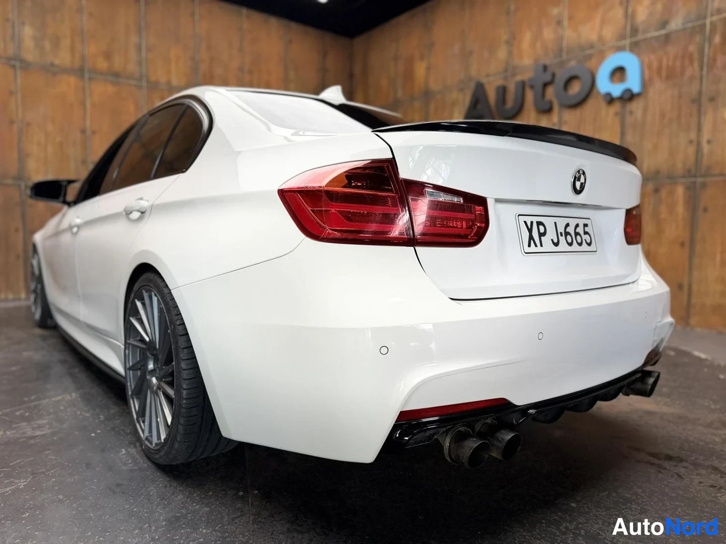Valkoinen BMW 335i xDrive 2013, takaviisto, kuva 14