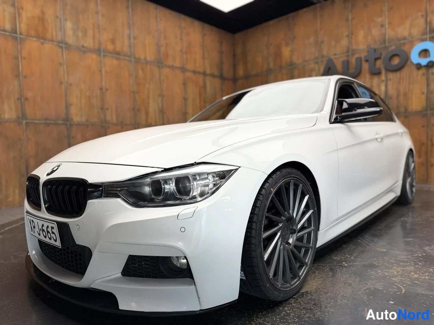 Valkoinen BMW 335i xDrive 2013, etuviisto, keula vasemmalle, kuva 3
