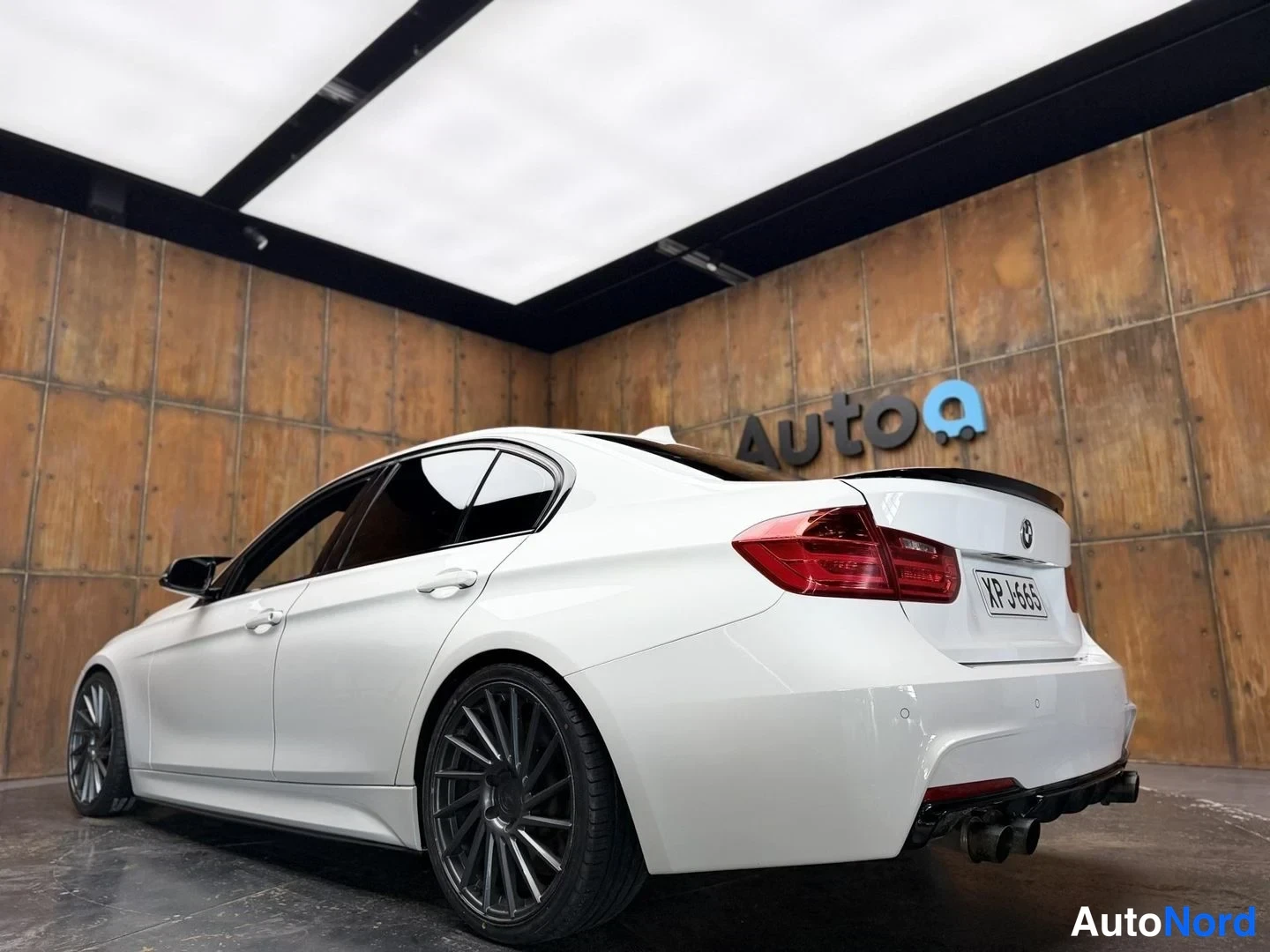 Valkoinen BMW 335i xDrive 2013, takaviisto, kuva 16