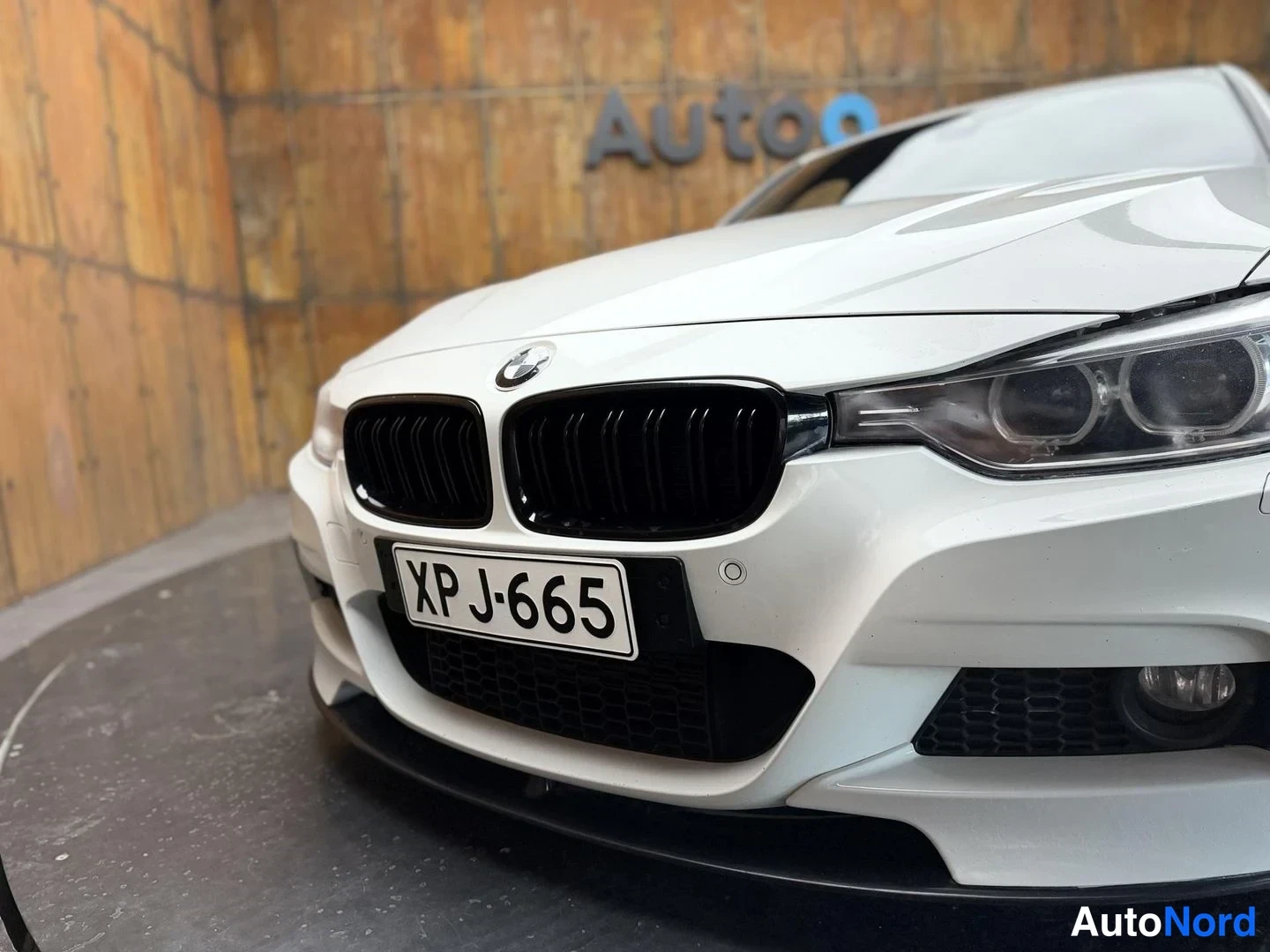 Valkoinen BMW 335i xDrive 2013, edestä, kuva 9