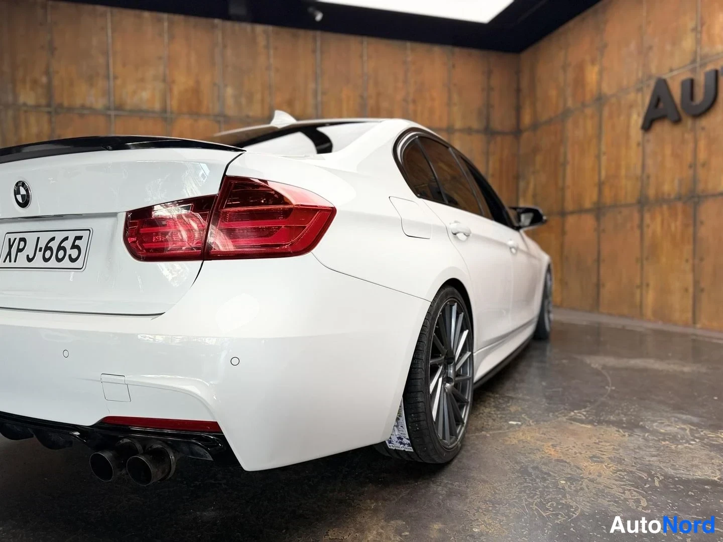Valkoinen BMW 335i xDrive 2013, takaviisto, kuva 15