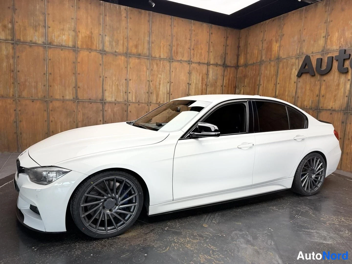 Valkoinen BMW 335i xDrive 2013, etuviisto, keula vasemmalle, kuva 4