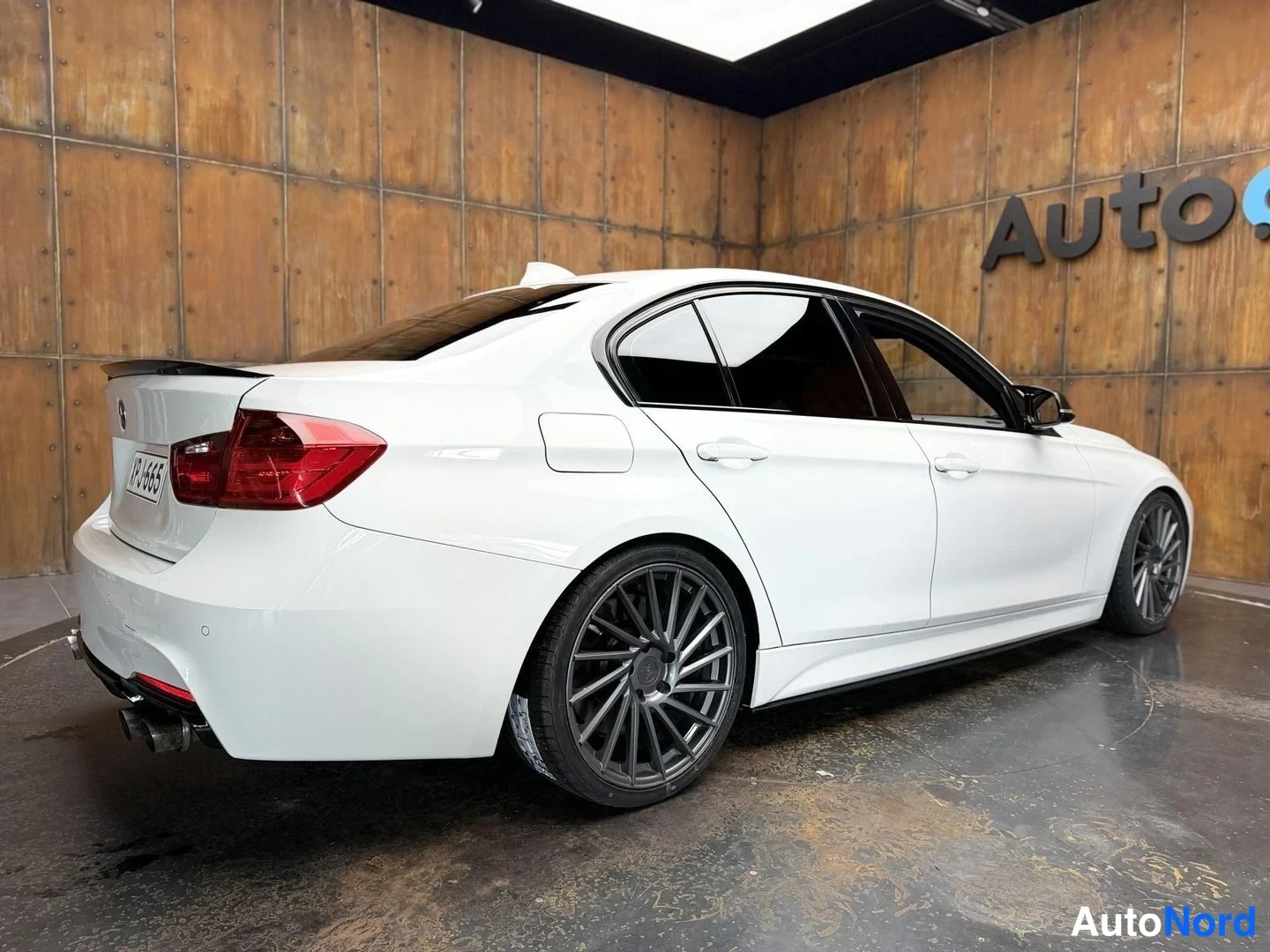 Valkoinen BMW 335i xDrive 2013, takaviisto, kuva 17