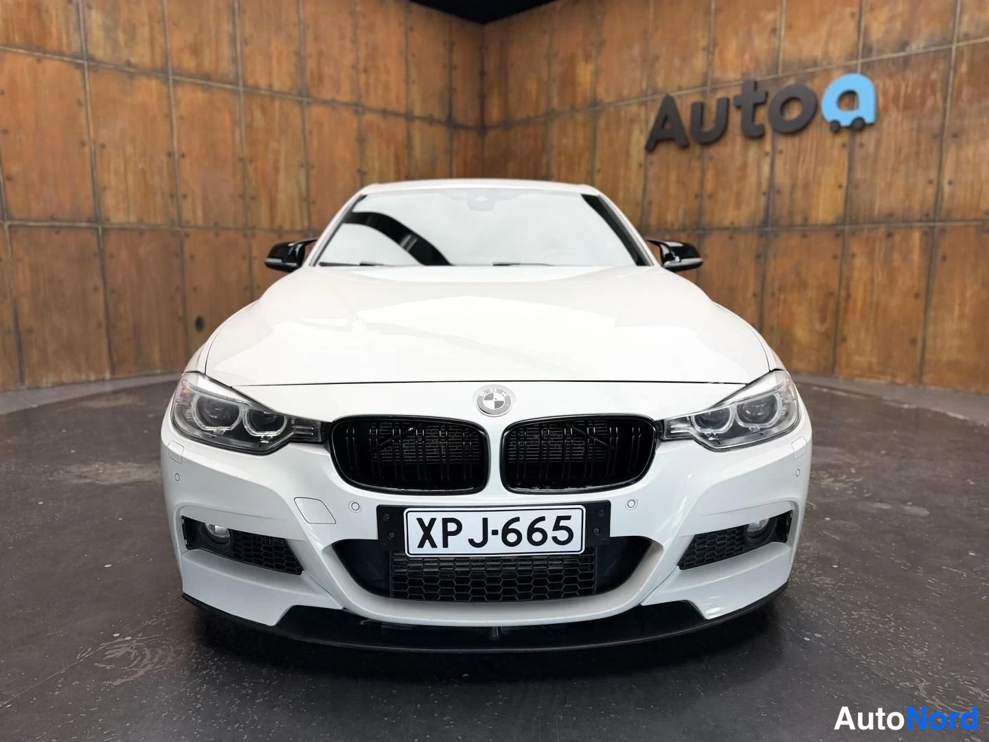 Valkoinen BMW 335i xDrive 2013, edestä, kuva 10