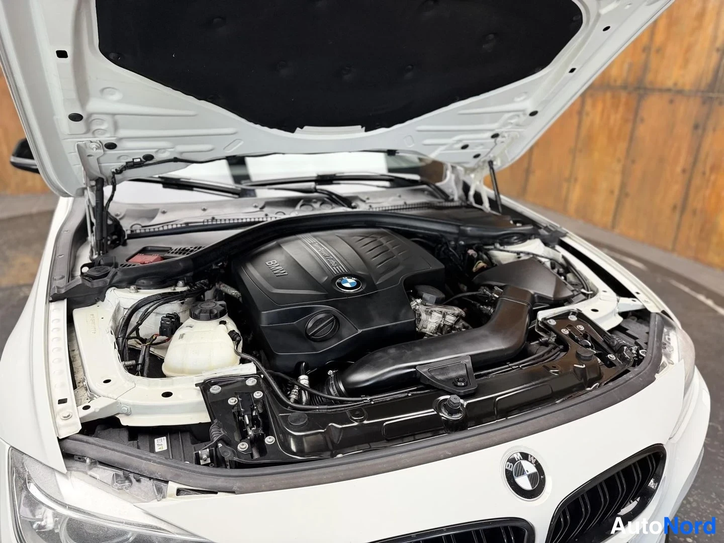 Valkoinen BMW 335i xDrive 2013, moottoritila, kuva 26