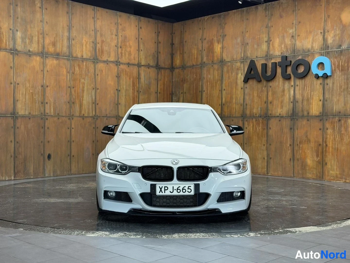 Valkoinen BMW 335i xDrive 2013, edestä, kuva 8